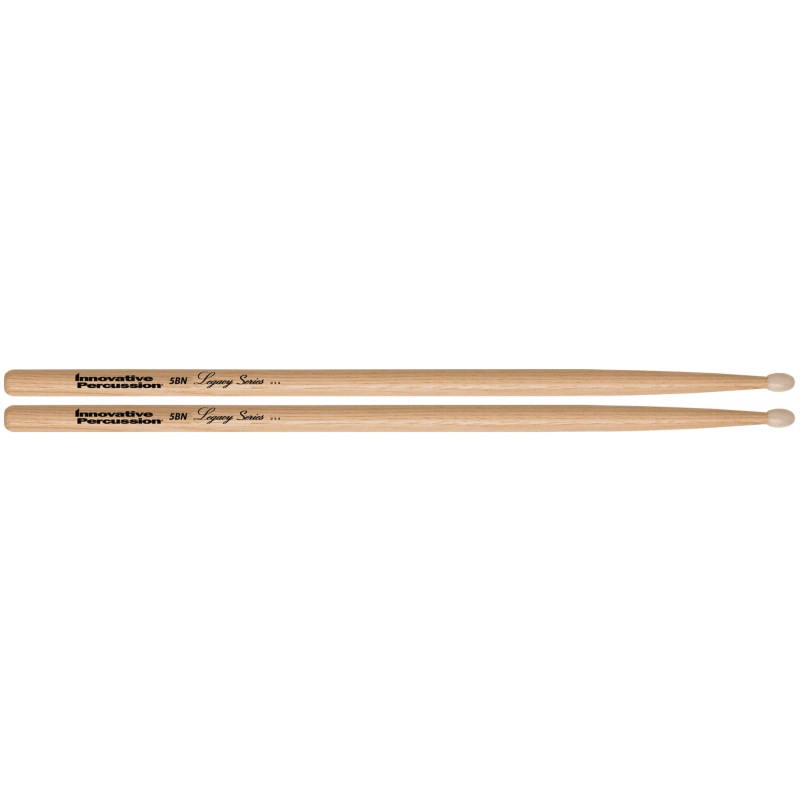 ■商品紹介＜Innovative Percussion＞1993年に創設した音楽の町ナッシュビルに本拠を置くイノベイティブ・パーカッションはドラムスティックのみならず、マーチング・スティックなど幅広いジャンルのプレーヤーに認知され急成長を遂げているブランドです。最高レベルの品質はパーカッション教育に深いルーツを持ち、多くのドラマーやパーカッショニストと契約を結び、革新的なアイデアの実現等、強力なパートナーシップを得て意欲的な活動を行ってきました。イノベイティブ・パーカッションは「持つ」という人間の原点から製品デザインを考え、グリップの太さ、テーパーの角度、重量バランス等あらゆる角度から研究を重ねた他、厳選した良質の木材、精度の高いペアリングにこだわり、お客様にお届けいたします。＜Legacy Series＞イノベイティブ・パーカッションの核をなすシリーズで、スタンダードジャズからロック、メタル等幅広いジャンルに対応できる多彩なチップデザインをラインアップ。厳選した密度の高い良質でスタンダードなヒッコリー材と繊細な響きと軽快なタッチを特徴としたメイプル材のモデルを用意。＜スペック＞モデル：L5BN材質：Hickory直径：15.1mm全長：409mmチップ：ナイロンチップ検索キーワード：イケベカテゴリ_ドラム_スティック_Innovative Percussion_新品 SW_Innovative Percussion_新品 JAN:0819148006368 登録日:2023/03/13 スティック ドラムスティック イノベーティブ イノベーティヴ