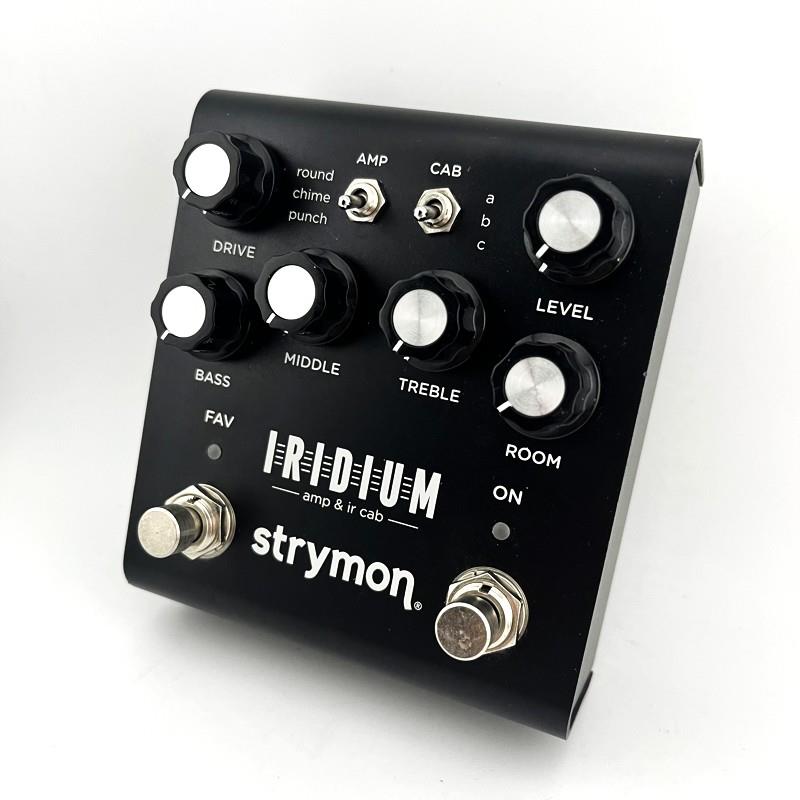 ■商品紹介ワールドクラスのチューブアンプとリアルキャビネットサウンドと、そのfeelを実現してくれるstrymon Iridiumの登場です。Iridium（イリジウム）は、それ一台で「チューブアンプ」、「先例のないリアルなスピーカーキャビネットのインパルス・レスポンス」、「ナチュラルなルーム・アンビエンス」を提供してくれます。その先例を見ないキャビネット・エミュレーションには、3種類のアンプ、それぞれに異なる3種類のIRデータを用意しました。さらに、本機は広いアプリケーションに応えられるように、ペダル、ラインの異なる入力レベルに、モノ＆ステレオにも対応します。 ステージのフロアモニターやインイヤーでのモニタリング、スタジオモニタースピーカー、ヘッドフォン、あらゆるアプリケーションでも、素晴らしくインスパイアリーなモニタリングがあなたのプレイに用意されています。■3つのアイコン的アンプ独自のMatrix Modelingにより、微妙な特徴やユニークなトーンまで捕らえた3種のアンプモデリングを完成しました。Round Amp - based on* a Fender Deluxe ReverbChime Amp - based on* the Brilliant channel of a Vox AC30Punch Amp - based on* a Marshall Plexi (Super Lead model number 1959)9種類（アンプ毎に3種類）の24bit / 96kHz 500ms ステレオIRを備えています。■9種類のステレオIRキャビネットIridiumに収められたスピーカーキャビネット・エミュレーションは、今まで誰も聴いたことが無いリアリズムを提供します。本機は、最も優れたステレオ24bit 96kHz＆500msecのインパルス・レスポンス・データを採用しています。 今までこの解像度レベルは、一部のスタジオレコーディングソフトウェア（コンボルーション）でのみ使用できました。Iridiumは、最高品位のIRのリアリズムをペダルボードに収めることをも可能にしました。■調整可能なルーム・アンビエンスIridiumのルーム・エミュレーションは、256msecのインパルス・レスポンスと、残響テールをstrymonのリバーブアルゴリズムで補う、ハイブリッドシステムを採用しています。これにより、大きさが異なるルーム・アンビエンスを完璧に再現し、スピーカーから発せられる音の息づかいと自然な反射音までをも再現可能です。■他の使い方Iridiumのアンプ部だけ使いたい…。こんな場合はCabバイパスモードを選び、出力をギターアンプのリターン、又はパワーアンプ入力に繋ぎます。IridiumのIR Cab部だけ使いたい…。こんな場合はAmpバイパスモードを選び、プリアンプやプリアンプペダル出力をIridiumの入力に繋ぎます。Iridiumは、アンプやキャビネットトーンとして使用しますので、その出力をギターアンプ（入力）には接続しないでください。・高品位の24-bit 96kHz A/D and D/Aコンバーターの採用・スーパーハイパフォーマンスSHARC DSP＆ARMコプロセッサーを採用・24bit/9kHz 500msステレオIRデータ採用・トゥルー・バイパス・DC センターマイナス、50i0mA以上・サイズ：102mm（幅）×117mm（縦）×67mm（高）・重量：450g・軽量、堅牢なアルマイト処理アルミシャーシを採用・Made in USA■仕様詳細コンディション：使用に問題無し電源：9Vセンターマイナスまたは9V電池付属品：箱・取扱説明書・電源アダプター保証：初期不良のみ3ヵ月検索キーワード：イケベカテゴリ_ギターアンプ・ベースアンプ_アンプシミュレーター_アンプ・キャビネットシミュレーター_strymon_ユーズド SW_strymon_ユーズド JAN:2500070846617 登録日:2026/02/20 エフェクター コンパクトエフェクター ストンプボックス ストライモン