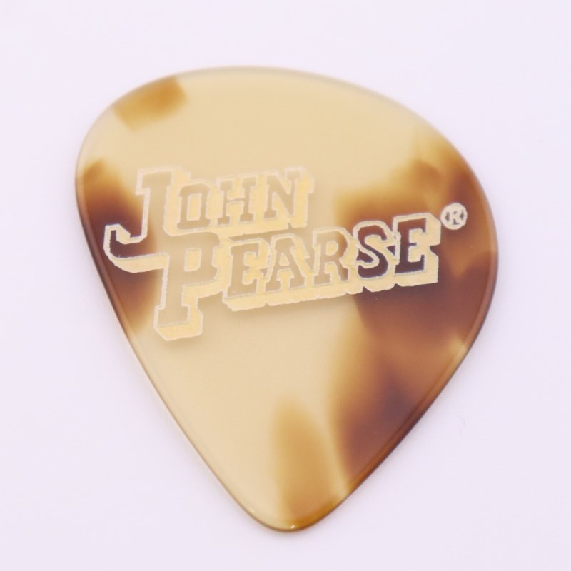 ■商品紹介このピックはFaux Tortoise Shell BridgePinsと同じくミルクに含まれるカゼインを弱酸の中で加熱し形成された硬質の人工べっ甲で出来ています。形状は、Studio Flat Pickと同じく左右非対称形状です。※掲載画像はサンプル画像となります。柄は個体差がございます。検索キーワード：イケベカテゴリ_楽器アクセサリ_ピック_John Pearse_新品 SW_John Pearse_新品 JAN:4582187076352 登録日:2024/07/03 ジョンピアス