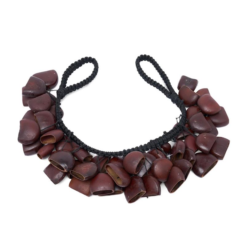 ■商品紹介ENDO WATERFALL＞LP BENDO WATERFALL（ベンド・ウォーターフォール）は、ベンドの実の殻を使用した楽器で、ダークで重層的なシェーカーサウンドが特徴です。ベンドの実は長い編み紐に取り付けられており、演奏しやすい設計となっています。また、両サイドにフックにかけやすいループハンドルが付いているため、あらゆるセットアップに簡単に配置して演奏が可能です。・ベンドの実の殻を使用・編み紐の持ち手・演奏や取り付けが簡単なループ・ハンドルを両サイドに装備検索キーワード：イケベカテゴリ_パーカッション_その他パーカッション_LP_新品 SW_LP_新品 JAN:0647139670362 登録日:2025/07/10 パーカッション エルピー ラテンパーカッション