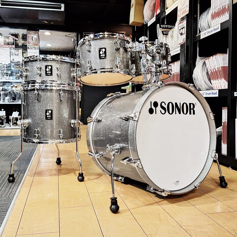 ■商品紹介【高いクオリティとコストパフォーマンスを両立させたドラムセット！SONOR AQ2 STUDIO シェルセットの展示特価品です！】アウターとインナーに北米産メイプルを、芯材にアジア産のメイプルを使用した、ミドルクラスドラムセット。コストパフォーマンスに優れながらも、ミドルクラスとは思えないチューニングレンジとSONORサウンドを受け継いだ、しっかりした芯のあるサウンドを獲得。初心者にはもちろん、中級・上級のドラマーにも十分満足できるスペックのモデル。こちらは、美しい色合いのラッカー・フィニッシュのモデルです。＜スペック＞●シェル材：メイプル 7プライ - カナディアンメイプル 2プライ/アジアンメイプル 3プライ/カナディアンメイプル 2プライ●シェル厚：BD 7.2mm、SD・TT・FT・小口径BD 5.8mm●チューンセーフ・システム内蔵ラグ装備●SONOR上級モデルと同じく、CLTF - テンション・フリー・シェル成形工法・採用●45°ベアリング・エッジ●新開発のスマート・マウントは、金属パーツの総重量を抑えたデザイン。重量によるシェルへの負担を軽減します。●APS：ハードウェア類（ラグ、ブラケット）とシェルを、ダイレクトに接触させないラバー・スーペーサー＜セット内容＞Bass Drum：20''×16''Tom Tom：10''×7''Tom Tom：12''×8''Floor Tom：14''×13''Snare Drum：14''×6''ダブルタムホルダー付属＜カラー＞TQZ / チタニウム・クオーツ・ラッカー・フィニッシュ※店頭に展示され試奏解放されておりますため、ヘッドの打痕等使用感がございます。予めご了承くださいませ。検索キーワード：イケベカテゴリ_ドラム_ドラムセット_SONOR_アウトレット SW_SONOR_アウトレット JAN:4044661503308 登録日:2025/11/28 ドラムセット ドラムキット ソナー ゾノア ゾナー