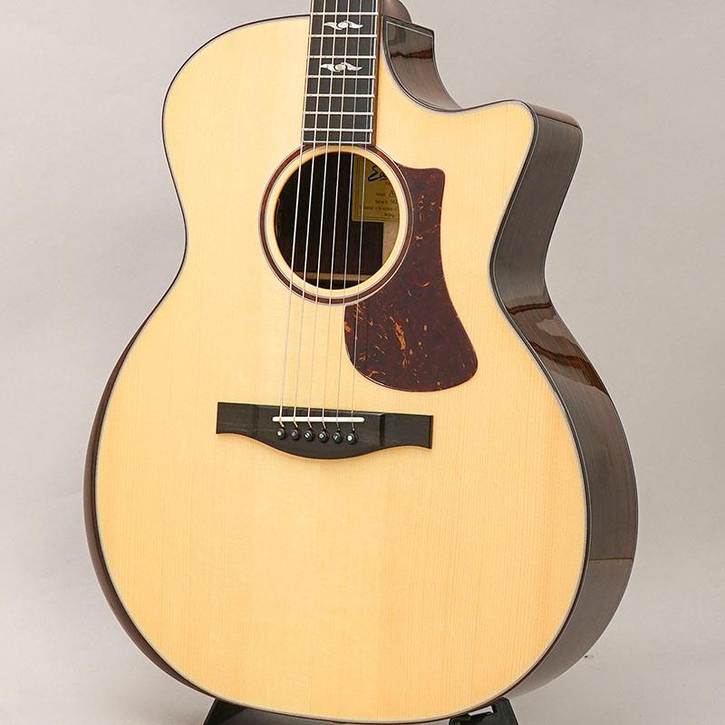 ■商品紹介イーストマン工場現地選定品！！ハートマンギターズの担当秋田が、11月に中国のEastman工場にて膨大なストックの中から選定してきた逸品です。トップ、バックの木目はもちろん細かいサウンドの違いまで、1本1本丁寧に選んでおります。ルックス・サウンド共に間違いなくおススメできる1本！！お見逃しなく！！--------------------------------リーズナブルな価格ながらも、高いクオリティを誇るモデルを生み出し続けている「EASTMAN〜イーストマン〜」。長年ヴァイオリン、チェロ、コントラバスを作り続け培った技術がギター製作にも活かされています。さらに、近年は伝説のアコースティックブランド「ボジョア ギターズ」を買収し、そのエッセンスを存分に吸収しながら、より一層加工精度を高めております。こちら「AC722CE」は、サウンドバランスとプレイアビリティの良さからフィンガースタイルで人気のグランドオーディトリアムボディを採用した「ACシリーズ」。ヨーロピアンスプルーストップにローズウッドサイドバック、マホガニーネックにエボニー指板という王道の組み合わせです。30万円を切る価格帯ながら、豪華な材料セレクトにオール単板ボディ、フルグロスフィニッシュ、オリジナルデザインのトーンタイトネックシステム、ゴトー製ペグ、更にはアームコンターにサウンドポートまで搭載した、ゴージャスな仕様となっております。グランドオーディトリアムならではのバランスの良さと、ヨーロピアンスプルーストップならではの繊細で柔らかいミッドレンジと硬質で煌びやかな倍音感が特徴です。軽いタッチでもしっかりと反応してくれますが、しっかりとしたタッチにも追従してくる豊かなダイナミクスレンジを持ったギターとなります。繊細なニュアンスを表現するフィンガースタイルにうってつけのギターと言えるでしょう。ピックアップシステムには「L.R.Baggs Element EAS VTC」を搭載しておりますので、ステージでも即戦力でご使用いただけます。ボジョアと提携したことにより、格段にレベルが上がったイーストマン！！一音鳴らした瞬間に「良い...」と実感できる素晴らしいクオリティに仕上がっております。「ハイコストパフォーマンス」なギターではあるのですが、プライス関係なく「純粋に良いギターである」と感じさせる実力があります。是非一度お試しください！！※Tone-Tite Neck System（トーンタイトネックシステム）⇒ダナ・ボジョアがデザインしたボルトオンネックシステム。※Arm Contour（アームコンター）⇒右肘が当たる部分を斜めに削ることで、フィット感が高まる加工。※Sound Port（サウンドポート）⇒横板に開いたサウンドホール。プレイヤーが自分の音をモニタリングしながら演奏が可能。■仕様詳細-Spec-Top : Solid European SpruceBack&Side : Solid Rosewood with Center StripBracing : Hand-Carved Scalloped XNeck : MahoganyFingerboard : EbonyBridge : EbonyTuners : Gotoh SG301Scale : 645.2mmNutWidth : 44.5mmP.U System：L.R.Baggs Element EAS VTCCase : Hard Case検索キーワード：イケベカテゴリ_アコースティック・エレアコギター_エレアコギター_EASTMAN_新品 SW_EASTMAN_新品 JAN:4582632720069 登録日:2025/12/15 アコースティックギター アコギ エレアコ イーストマン