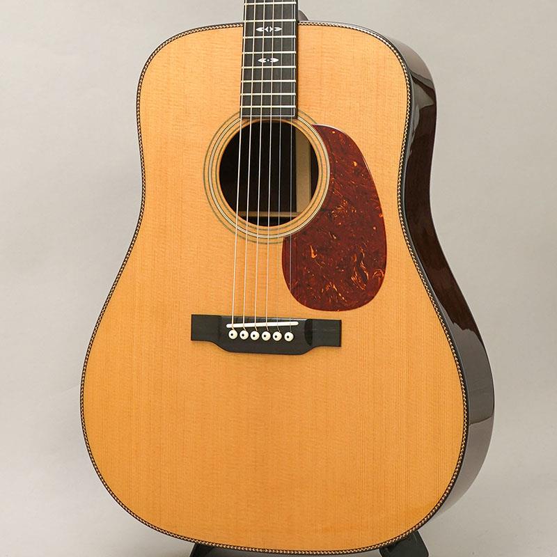 ■商品紹介イーストマン工場現地選定品！！ハートマンギターズの担当秋田が、11月に中国のEastman工場にて膨大なストックの中から選定してきた逸品です。トップ、バックの木目はもちろん細かいサウンドの違いまで、1本1本丁寧に選んでおります。ルックス・サウンド共に間違いなくおススメできる1本！！お見逃しなく！！--------------------------------- Bourgeois Guitars -ギター製作家「ダナ・ボジョア」が手掛けるBourgeois Guitars（ボジョアギターズ）は、コリングスやサンタクルーズと並び称されるアメリカのトップギターブランドです。厳選された材料と、確かな技術力、そしてダナ氏の豊富な経験から生まれる設計により製作されるギターは、「楽器としての精度の高さ」と「音楽的で豊かな音色」を併せ持ち、数多くのミュージシャンから高い評価を得ています。- Touchstone Series -Touchstone Series(タッチストーン・シリーズ)の魅力は、ダナ・ボジョアによるハンド・ヴォイシング・システム（材を叩いて音色を確認する、別名タップ・チューニング）にあります。過去50年にわたり、彼はこの古き良きテクニックを磨き上げ、現在では表板のヴォイシングの第一人者として世界的に認められております。世界最高級トーンウッドの繊維に秘められた潜在的な音色を読み取り、選りすぐりの表板が選別されています。それぞれの木材が持つ「音色」を最大限に引き出せるよう、表板の力木ひとつひとつを丹念に削り出し、ハンドヴォイシングをしながら音の確認を行います。タッチストーン・シリーズの表板が完成し、ダナによって最終チェックされた表板のみが真空密閉され、イーストマンの工房に出荷されます。そこでは、ボジョアの哲学と構造方法論を入念に学んだイーストマン選りすぐりのルシアーたちが、それぞれのギターに命を吹き込みます。本器は伝統的なボディスタイルに、ダナ・ボジョア氏のデザインセンスが光るSignatureと銘打たれたモデル。トリファイド加工が施されたシトカスプルーストップにアディロンダックスプルースブレーシング、マダガスカルローズウッドサイドバック、マホガニーネック、エボニー指板＆ブリッジ、シャーラーペグという大変贅沢なスペックとなっております。サウンドにおいても、オールUSAメイドのボジョアに劣りを見せない素晴らしい仕上がり。ボジョアらしい太く艶やかな基音とボリューム感のあるミッドレンジ、主張し過ぎることなく美しい余韻を演出する倍音と伸びやかなサスティーン。どれも絶妙なバランスで混ざり合っており、弾き手のニュアンスが引き立つ混じりけの無いピュアトーンを奏でます。サイドバックに希少材であるマダガスカルローズウッドを採用していることもあり、硬質で煌びやかでありながら独特の甘さを感じる上質な倍音が、ボジョアならではの前に音が飛んでいく基音に絶妙に絡み合う素晴らしい音色が大変魅力的なシリーズ。60万円台のというボジョアの中では大変お求めやすい価格帯のモデルとはなりますが、コストパフォーマンスという言葉で表してしまうのはもったいない程に、一切妥協のない造り込みで製作されており、圧倒的なサウンドクオリティを体感いただける楽器に仕上がっております。是非この機会にご体感くださいませ！！■仕様詳細Body Shap: DTop Wood: Alaskan Sitka SpruceBack Sides:Madagascar RosewoodNeck: MahoganyFretboard: EbonyBridge: Ebony TraditionalScale Length: 25.5(647.7mm)Nut/Bridge Width: Nut-1 23/32(43.7mm) Bridge-2.2(55.8mm)Saddle: BoneTuners: Schaller Grand Tune NickelPins: IvoroidFinish: High GlossBracing: Adirondack Spruce検索キーワード：イケベカテゴリ_アコースティック・エレアコギター_アコースティックギター_Bourgeois_新品 SW_Bourgeois_新品 JAN:4582632727235 登録日:2025/12/15 アコースティックギター アコギ