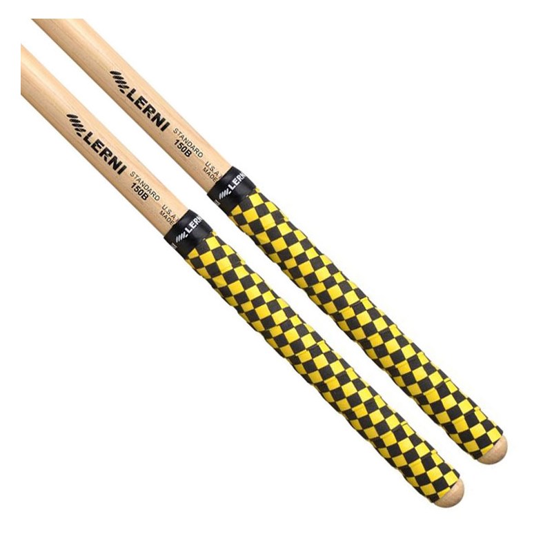 ■商品紹介GRIP TAPE / YELLOW & Black Checker（グリップテープ / イエロー＆ブラック チェッカー）しっとりした感触で 滑止め効果があるグリップテープで、簡単に巻けて 、くり返し使うことが可能です。テニスラケット、バトミントン等のグリプ部分にも使われるテープと同じ素材でつくらています。 また、手へのショックを軽減する効果もあります。カラー：イエロー＆ブラック チェッカー内容：スティック2ペア分製造国：日本※画像はイメージです。スティック本体は別売りです。検索キーワード：イケベカテゴリ_ドラム_スティック_LERNI_新品 SW_LERNI_新品 JAN:4949748107533 登録日:2018/03/20 スティック ドラムスティック レルニ