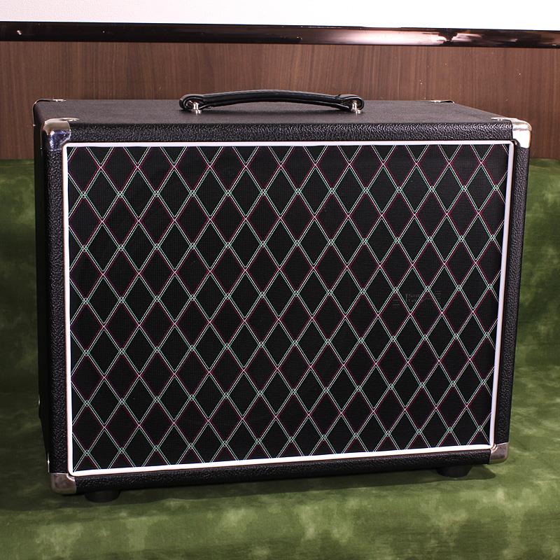 ■商品紹介オシャレなVOXタイプのグリルクロスが目を惹くJSG 1x12キャビネットの中古品が入荷！レコーディングにも力を発揮するクローズドバックのポートキャビネットです。ダンブル系ブティックアンプとして有名なBludotoneの現輸入代理店を努めるJ-Sound Garageが拘り持って製作するオリジナルのスピーカーキャビネット。主に無垢のパイン材を使用しダブテイルジョイントで丁寧に組み上げられており、そのエレガントなシルエットのキャビネットからは、クラシック・トーンが心地良く突き抜けていきます。インストールされるスピーカーの特性も活かされつつ、全体のトーンレンジが綺麗に整っていますので、演奏のニュアンスは勿論のこと、アンプやエフェクトシステムのサウンドも聴こえ易く仕上がっているのが特徴です。本機にはJ-Sound Garage自身もお勧めするエレクトロヴォイスEVM-12Sスピーカー搭載となり、1発キャビですが100Wヘッドでも余裕を持って鳴らせる、ダンブル系アンプにベストマッチのキャビネットです。また、スピーカーケーブルが不意に抜ける事を防ぐロック付ジャックが取り付けられ、プレイヤーが現場で安心して使用できる配慮が成されております。サウンド、ルックス共に一切妥協する事無く組み上げられるJ-Sound Garageキャビネット。ぜひお試し下さい。スピーカー：Electro Voice EVM-12S， 8Ω200Watt許容サイズ：幅: 約54cm x 高さ: 約43cm x 奥行き: 約 27.5cm＊金具・取手 含む重さ：約16kg委託中古品動作良好本体のみコーナーにキズ等が見られますが大きな外傷はありません。検索キーワード：イケベカテゴリ_ギターアンプ・ベースアンプ_スピーカーキャビネット_ギター用_1x12_J-Sound Garage_ユーズド SW_J-Sound Garage_ユーズド 登録日:2026/03/04 スピーカーキャビネット キャビ キャビネット スピーカー