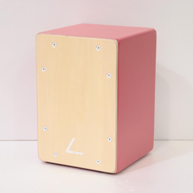 ■商品紹介☆大阪発カホンブランド「LiME（ライム）」☆【ビギナーからプロまで楽しめるLiME Cajon】LiME Cajonは、歴史ある楽器製造会社で30年楽器製造に携わった職人が、こだわりのオールハンドメイドで仕上げる個性的なカホンをラインナップしております。＜ピッコロカホン＞シンプルな設計ながらも多彩なカラーバリエーションのオーダーが可能なピッコロカホン！小ぶりでもスナッピー装備で、十分楽しめるカホン・サウンドを備えております。＜スペック＞サイズ：190×130×130 (mm)材質：メイン打面/シナ合板(3mm) 天板/シナ合板(5mm) その他面/MDF合板(6mm)響き線：スナッピー1本重量：約590gカラー：打面/ナチュラル その他面/クリムゾン検索キーワード：イケベカテゴリ_パーカッション_カホン_LiME_新品 SW_LiME_新品 JAN:4580513521101 登録日:2025/12/30 カホン パーカッション