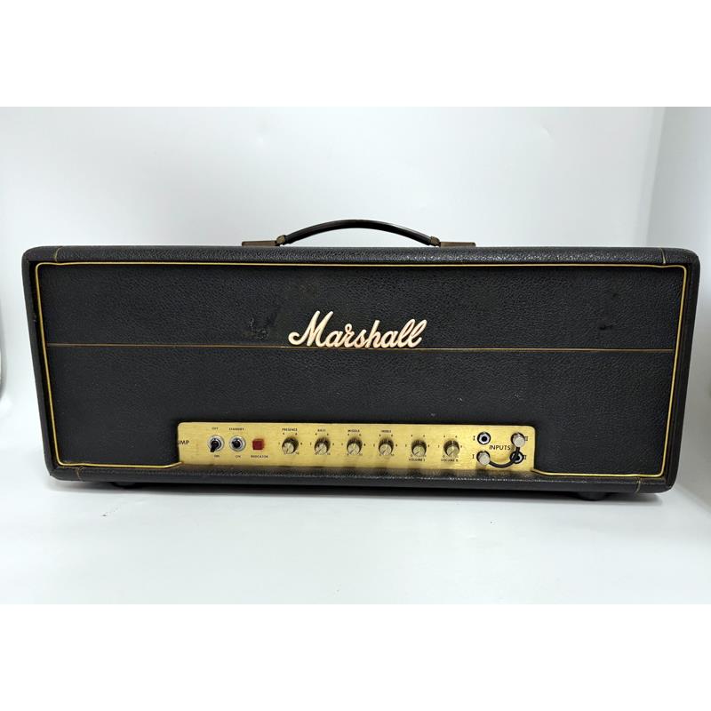 ■商品紹介1974年製　1987MkII 50W HeadSerial No.S/A 7981F2Volume仕様でフルアップ時に発生するサチュレーション。芳醇で倍音豊かなドライブはこの時期ならではのサウンドです。しかも50W出力マーシャルアンプ特有のジューシーな飽和感がたまらない、まさにオールドスタイル・ハードロックなドライブサウンド！歪ませてお使いになる場合はパワーアッテネーターのご使用もオススメですが、50W出力のため音量が出せる環境であれば、そのままでもオーガニックなクランチトーンがお楽しみいただけます。2ボリュームのコントロールセッティングにより、ナチュラルドライブからハードロック心をくすぐるジューシーなディストーションサウンドがたまりません。※フルアップ時には高周波ノイズが発生しますのでご了承ください。前オーナーの仕様変更により各所に改造がございます。※内部消耗パーツ類の交換跡は見られますが主要パーツはオリジナルを保っております。※エフェクトループはエフェクターを直接接続しても導通しません。必ず付属のCAJ Effects loop Interfaeをお使いください。※Marshallロゴ交換跡有り。【真空管】2×EL-34/3×ECC83【出力】50W【電圧】117VAC【状態】・真空管は劣化状態ですが現状でのお渡しとなります。・シャーシ固定ビスx2欠品（全4点のうち2点で固定されています）・リアパネル止めビスx2欠品（全4点のうち2点で固定されています）【改造箇所】・CAJによるエフェクトループ増設（EffectsLoopInterface専用SND/RTN）・インピーダンスセレクター（4，8，16Ω）変更・ACアウトレット交換（電源ケーブル脱着ソケットに交換）【付属品】CAJ Effects Loop Interface　※電源ケーブルは別途お買い求めください検索キーワード：イケベカテゴリ_ギターアンプ・ベースアンプ_ギターアンプ_ヘッド_チューブ_Marshall_Other Models_ユーズド SW_Marshall_ユーズド 登録日:2025/06/15 ギターアンプ マーシャル