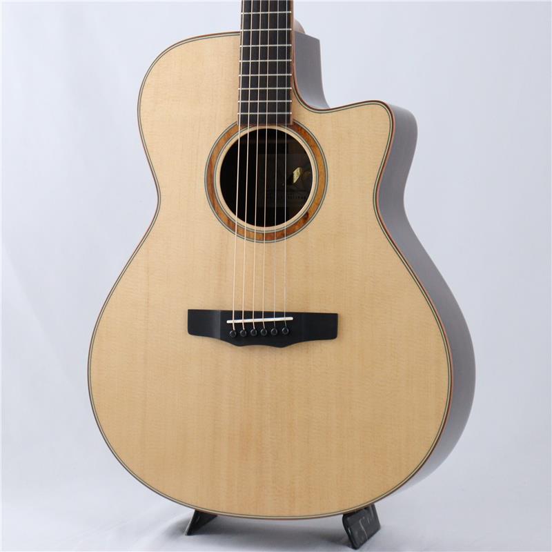 ■商品紹介MORRIS HAND MADE PREMIUMSシリーズの進化系SE-103国産メーカーとして長い歴史を持ち、レジェンドミュージシャンからアマチュアまで広くファンの多いモーリス。丁寧な製作ながら驚異的なコストパフォーマンスを誇り、フォークスタイルからフィンガースタイルまで網羅する広いラインナップを展開しております。1970年代のフォークブームを席巻した国産老舗ブランドのモーリスですが、2000年代に「フィンガースタイルギター」という新たなムーブメントに最適なギターを開発・発表し、そのスタイルを国内に広め、認知させる一役を担ったのもまたモーリスでした。2001年にフィンガースタイルの専用機として発表され、スタイルに特化した演奏性の高さと抜群のサウンドによって人気を博したSシリーズは、その後幾度も改良が重ねられ、入門者からベテランまでに幅広く愛される「フィンガースタイルギターの銘器」として、20年以上経った現代でも活躍し続けているギターシリーズとなります。本器「SE-103」は、Sシリーズの進化系として新たに登場したSEシリーズとなります。グランドオーディトリアム/スタンダードラウンドボディに、ソリッドシトカスプルーストップ、ソリッドインディアンローズウッドサイドバック、マホガニーネック、エボニー指板、リッチライトブリッジという材料構成となっております。通常のSシリーズと同様のグランドオーディトリアムボディですが、少し薄めの厚みとブレーシング構造を変える事によって低域のふくらみと倍音感を抑制し、Sシリーズが持つ豊かな鳴りワイドレンジな特性はそのままに、より軽やかでバランスが良くピッキングコントロールの行いやすいサウンドになっている事が特徴です。こちらの103はスプルーストップが採用されておりますので、パワフルかつ明瞭なトーンで、SEシリーズのバランスの良いボディ設計とも相性が良く、バランス型でオールマイティにお使い頂けるギターかと思います。ドロップチューニングでも抜群に安定したピッチをもたらすロングスケールとゴトー製のペグチューナー、細かい運指でも指が詰まりにくく演奏性の高い44mm幅ナットと極薄ネックシェイプ...等々、フィンガースタイルギタリストが求める細やかな要求にしっかりと応えるスペックが随所に散りばめられており、頼もしい相棒となってくれることでしょう。オール国産・オールハンドメイド・オール単板仕様で20万円台という、大変素晴らしいコストパフォーマンスを実現している点も魅力的です。ファインガースタイル初心者の方の「ステップアップの1本」としても大変おススメできます！！進化し続けるフィンガースタイル専用機Sシリーズの実力を、是非その手でお確かめください！！■仕様詳細-SPEC-Body Style : Grand Auditorium / Standard Round Back / Venetian CutawayTop: Solid Sitka SpruceBack: Solid Indian RosewoodSide: Solid Indian RosewoodTop Bracing: Forward Shifted X BracingBack Bracing: Ladder BracingNeck: MahoganyFingerboard: EbonyBridge: RichliteNut Width: 44mmScale: 652mmHead Inlay: NonePosition Mark: 12FHead Tuner: GOTOH/SG381-B01 GGNut Material: BoneSaddle Material: BoneBridge Pins: Graph Tech/TUSQFinish: GlossColor: NATCase: MHB-2 Hard Case検索キーワード：イケベカテゴリ_アコースティック・エレアコギター_アコースティックギター_MORRIS_新品 SW_MORRIS_新品 JAN:4949748116283 登録日:2026/08/26 アコースティックギター アコギ モーリス