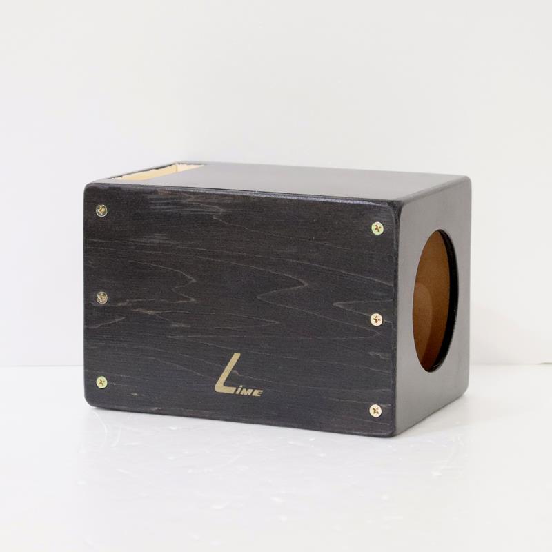 ■商品紹介☆大阪発カホンブランド「LiME（ライム）」☆【ビギナーからプロまで楽しめるLiME Cajon】LiME Cajonは、歴史ある楽器製造会社で30年楽器製造に携わった職人が、こだわりのオールハンドメイドで仕上げる個性的なカホンをラインナップしております。＜プティ CUP＞小ぶりながらもワイヤータイプの響き線を6本装備している為、十分なカホンサウンドを備えております。手に持ったり脚に挟んで演奏するのはもちろん、サウンドホールが側面にある為、卓上に置いても演奏をお楽しみ頂けます。本体上部のスリットにスマートフォンを挿入する事で、簡易的なスピーカーとして使用する事も可能です。＜スペック＞サイズ：130×190×130 (mm)材質：メイン打面/シナ合板(3mm) 天板/シナ合板(5mm) その他面/MDF合板(6mm)響き線：ワイヤー6本重量：約500gカラー：打面/ブラック　その他面/ブラック検索キーワード：イケベカテゴリ_パーカッション_カホン_LiME_新品 SW_LiME_新品 JAN:4580513521132 登録日:2025/12/30 カホン パーカッション
