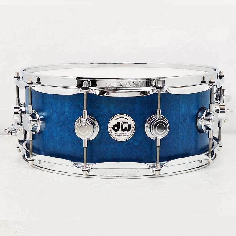 ■商品紹介【DW Drumsの新機軸！メイプルとアルミを融合させた新たな取り組みSonicPly！】＜Collector's Series＞DWを代表するシリーズである「Collector's Series」は情熱と想像力をもって、カリフォルニア州オックスナードで手作りされています。最高級のマテリアル、伝説的なクラフトマンシップ、手作業で施されたフィニッシュでドラマーの描く夢を楽器に形作ります。-SonicPly-「ドラムサウンドの革命、サウンドイノベイティブの幕開けです。」SonicPlyは、DW DrumsのシェルのスペシャリストであるJohn Goodが、2年間の徹底的な研究の末に生みだした新しいハイブリッド・シェルです。北米産のメイプル・プライと精密に設計されたアルミニウム・プライを組み合わせることにより、メイプル・シェル特有の温かみと豊かな倍音を残しながら、アルミニウム・シェルの歯切れの良いアタックとドライなサスティンが得られます。遠達性、明瞭性を高めた存在感のあるサウンドは、ドラマーに刺激的な音響体験をもたらします。タムとバス・ドラムは0.6mm厚のアルミニウム・プライ1枚を中心部に配置した9プライで、スネア・ドラムは2枚のアルミニウム・プライを最も効果的に配置した12プライで生産されます。-Woods-DWはドラム製作のために世界中から厳選された最高級の木材を提供しています。-Bearing Edge-コレクターズ・シリーズのシェルは、45度（タム）と60度（ベースとスネア）のベアリング・エッジで精密にカットされています。タムからはトーンとサスティーンを、ベースとスネアからは深みとパンチを提供します。-True Hoops-3mm厚と一般的なフランジ・フープよりもさらに厚みを増した頑強なフープです。スティックがヒットする部分のフランジをより強力にすることで剛性を高め、プレスフープのオープンな鳴りを確保しながら鋭いアタックも得られます。-MAG throw-off & 5P (five position) butt plate-MAGスローオフは、内蔵マグネットと水平テンション調整機能により、スムーズで簡単な調整が可能で、演奏中の緩みをシャットアウトします。5P（ファイブ・ポジション）バット・プレートは、スネア・ワイヤーのテンションを5段階に調節でき、ドラマーに最適なスネア・サウンドを提供します。-True-Pitch 50 Tuning Rods-一般的なテンション・ロッドよりもピッチを細かくすることで、細やかなチューニングを可能にしています。口径×深さ：14''×5.5''シェル：Collector's SonicPly Shell 12plyフィニッシュ： Azure (Satin Oil)フープ：True Hoops 10-holeテンションボルト：True-Pitch 50ストレイナー：MAG Throw Off & 5P (five position) butt plateスナッピー：TRUE-TONE Snare Wiresパーツカラー：Chromeシェルピッチ：C※店頭にて試奏解放されておりますため、試奏によるヘッドの打痕等ございます。予めご了承くださいませ。検索キーワード：イケベカテゴリ_ドラム_スネアドラム_dw_新品 SW_dw_新品 JAN:0647139716770 登録日:2026/03/29 スネア スネアドラム