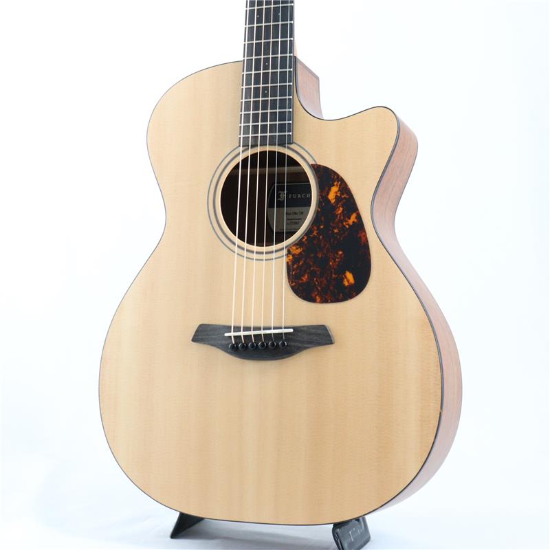 ■商品紹介オープンポア仕上げのリーズナブルなブルーシリーズ〜1981年、旧チェコスロバキア領でブルーグラスミュージシャンにより設立されたフォルヒギターズ！！岡崎倫典さん、中川イサトさん、岸部眞明さん、UK（MOROHA）さん等、錚々たるアーティストに使用される今話題のブランドです！ヨーロッパを代表するブランドの一つとして主にフィンガースタイルのギタリストに愛されるフォルヒ。その造りの丁寧さ、美しい仕上げ、洗練されたサウンド、滑らかな弾き心地等、数多のミュージシャンに使用されるのに十分な理由のある素晴らしいギターです。本器はリーズナブルな価格設定ながらもしっかりとした造りで定評のあるブルーシリーズのOMボディのカッタウェイモデル。フォルヒのラインナップの中ではお買い得な価格設定ながらシトカスプルーストップ、ブラックウォルナットサイドバックのオール単板ボディに、トップはボディに杢目が浮き出る程薄い艶消しのオープンポア仕上げで木の温かみを肌で感じる自然な鳴りが特徴で音の立ち上がりもスムーズです。サイドバックはサテン塗装で仕上げられ、あたたかく柔らかな中音域ときらびやかな倍音成分が程よく交じり合い、軽いタッチでもフォルヒらしい凛としたトーンを味わうことができます。弾き語りからフィンガースタイルまで幅広く使用できる美しい音色で、ステップアップの1本としても最適なギターです。様々な意匠を凝らしながらも、非常にお値打ちな1本！是非ご堪能ください！！◆CNR System Active（Composite Neck Reinforcement System）◆こちらのモデルは、フォルヒ独自開発の「CNR System Active（Composite Neck Reinforcement System）」が搭載されています。既存のCNRネックシステムからアップデートされた革新的なネック設計です。最も特筆すべき特徴として、ネックブロックに設置された弦高調整ボルトによりネックの角度調整が可能で、サドルを削ることなく弦高調整を行うことが出来るようになりました。更に、以前のシステムよりネックの剛性と安定性が向上していることから、より長期にわたってプレイアビリティと安定性を維持することが実現しました。※このボルトを使って安全にネック角度を調整するには、専用工具及び調整技術を習得した技術者による操作が必要ですので、池部楽器店アコースティックフロアスタッフまでご相談ください。■仕様詳細-SPEC-Top: A Solid Sitka Spruce Back and Sides: Solid AA WalnutNeck: African MahoganyBracing: Scalloped X BracingNut Width: 45mmFingerboard: EbonyBridge: EbonyScale Length: 650mmTuner：Furch Originalフォルヒオリジナルギグケース付属検索キーワード：イケベカテゴリ_アコースティック・エレアコギター_アコースティックギター_Furch_新品 SW_Furch_新品 JAN:2500020786765 登録日:2025/11/16 アコースティックギター アコギ ファルヒ