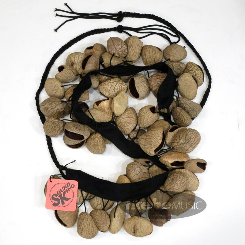 ■商品紹介☆サウンドキング/ストリング・ビーズ・パンギ☆木の実の殻をストリング状に結わえたガラガラ音の楽器。草木のざわめきや、水の流れるような音色、時には何者かの気配をも。サウンドスケイプ的演出に大活躍します。・実：パンギ・実の部分長さ：60cm・サウンドキャラクター：ころころという丸みのある乾いた音検索キーワード：イケベカテゴリ_パーカッション_その他パーカッション_Sound King_新品 SW_Sound King_新品 JAN:4560259051667 登録日:2017/12/02 パーカッション サウンドキング