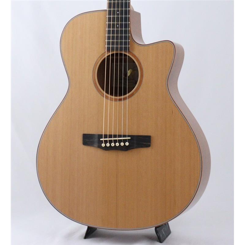 ■商品紹介MORRIS HAND MADE PREMIUMフィンガースタイルギター入門にも最適なハイコストパフォーマンスモデル！！国産メーカーとして長い歴史を持ち、レジェンドミュージシャンからアマチュアまで広くファンの多いモーリス。丁寧な製作ながら驚異的なコストパフォーマンスを誇り、フォークスタイルからフィンガースタイルまで網羅する広いラインナップを展開しております。1970年代のフォークブームを席巻した国産老舗ブランドのモーリスですが、2000年代に「フィンガースタイルギター」という新たなムーブメントに最適なギターを開発・発表し、そのスタイルを国内に広め、認知させる一役を担ったのもまたモーリスでした。2001年にフィンガースタイルの専用機として発表され、スタイルに特化した演奏性の高さと抜群のサウンドによって人気を博したSシリーズは、その後幾度も改良が重ねられ、入門者からベテランまでに幅広く愛される「フィンガースタイルギターの銘器」として、20年以上経った現代でも活躍し続けているギターシリーズとなります。本器「SC-61」は通常のSシリーズとは異なる「薄胴ボディ」を持つ、プレイアビリティに優れたモデル。Thin グランドオーディトリアムボディに、ソリッドアメリカンシダートップ、ソリッドアフリカンマホガニーサイド、アフリカンマホガニーバック、マホガニーネック、エボニー指板＆ブリッジという材料構成となっております。薄めのボディは小柄な体格の方でも非常に抱え心地がよく、抜群のレスポンスとすっきりとした低域でサウンド面においても扱いやすいギターに仕上がっております。シダートップならではの軽やかかつ温かみのある音色は、柔らかいタッチでもしっかりとボディが反応する特性は、まさにフィンガースタイルに最適なギターといえるでしょう。ドロップチューニングでも抜群に安定したピッチをもたらすロングスケールとゴトー製のペグチューナー、細かい運指でも指が詰まりにくく演奏性の高い44mm幅ナットと極薄ネックシェイプ...等々、フィンガースタイルギタリストが求める細やかな要求にしっかりと応えるスペックが随所に散りばめられており、頼もしい相棒となってくれることでしょう。オール国産・オールハンドメイド・オール単板仕様で10万円台後半という、大変素晴らしいコストパフォーマンスを実現している点も魅力的です。ファインガースタイル初心者の方の「ステップアップの1本」としても大変おススメできます！！■仕様詳細-SPEC-Body Style : Thin Grand Auditorium / Venetian CutawayTop : Solid american CedarBack : Solid African MahoganySide : African MahoganyTop Bracing : Forward Shifted X BracingBack Bracing : Ladder BracingNeck : MahoganyFingerboard : EbonyBridge : EbonyNut Width : 44mmScale : 652mmHead Inlay : NonePosition Mark : DotHead Tuner : GOTOH/SG381-B01 GGNut Material : Graph Tech/TUSQSaddle Material : Graph Tech/TUSQBridge Pins : Graph Tech/TUSQFinish : GlossColor : NATCase : MHB-2 Hard Case検索キーワード：イケベカテゴリ_アコースティック・エレアコギター_アコースティックギター_MORRIS_新品 SW_MORRIS_新品 JAN:4949748113671 登録日:2026/08/26 アコースティックギター アコギ モーリス