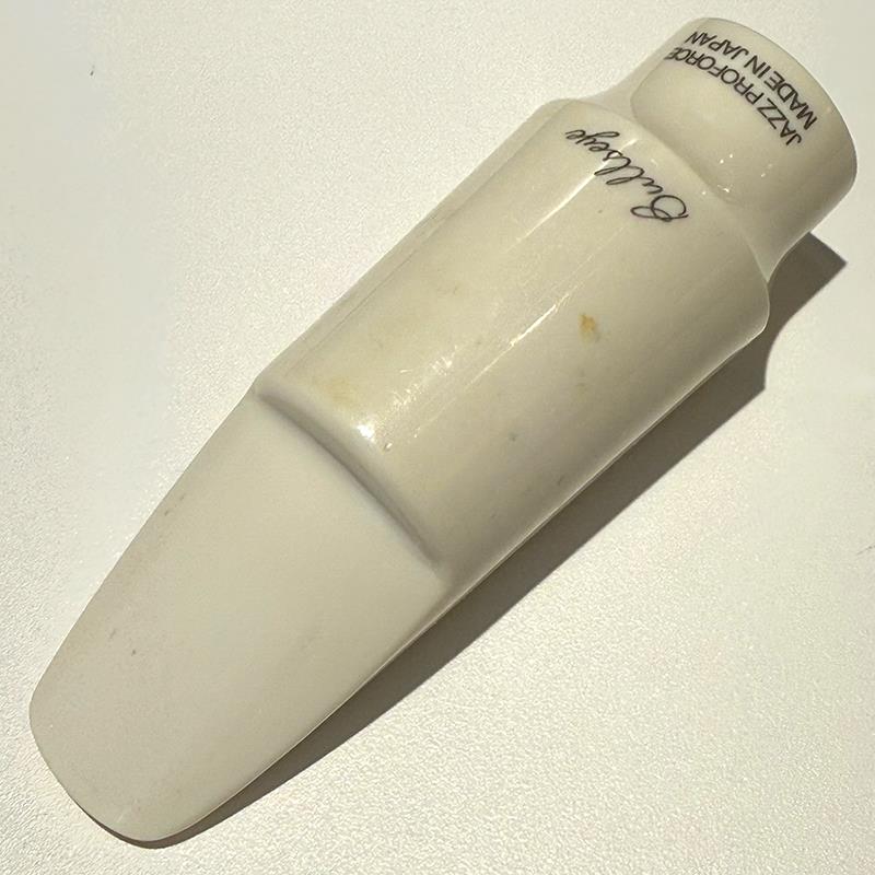 ■商品紹介日本のアクセサリーメーカー、ブルズアイの中古マウスピース入荷しました！細めのチェンバーと高めのバッフルを持ったモデルで、メタルライクなサウンドが楽しめます。状態としましては、テーブル面、サイドレールに変色が見られるのと、細かい傷は見られますが良好な比較的良好なコンディションです。ティップオープニングは当店の実測値で約2.06mm（メイヤー7番相当）でした。付属品：無し検索キーワード：イケベカテゴリ_管楽器・吹奏楽器_サックス用アクセサリ_マウスピース_その他ブランド(管楽器・吹奏楽器)_ユーズド SW_その他ブランド(管楽器・吹奏楽器)_ユーズド JAN:2500260816291 登録日:2026/01/10 サックス用アクセサリ マウスピース