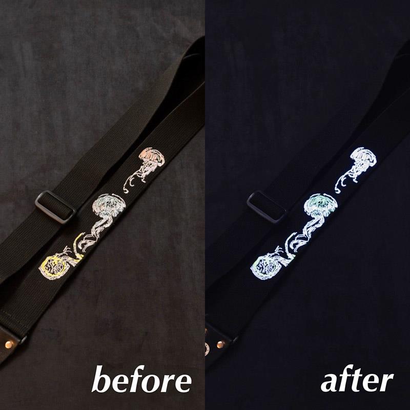 ■商品紹介本体に柔らかくて肩への馴染みの良いアクリル製のベルトを使用したストラップです。クラゲ刺繍は蓄光糸を採用しており、なんと暗闇でぼんやり光ます！剣先の革はしっかりとした本革を使う事により、強度も◎あえて金属ではなく、プラスチックパーツを使うことで、ギター本体に傷がつき難い設計となっております。革のワンポイントが効いていて可愛い逸品です。■長さ：約85cm?140cmまで調整可能■幅：5cm■本体素材：アクリル製テープ■革素材：牛革※画像はイメージです。検索キーワード：イケベカテゴリ_楽器アクセサリ_ギターストラップ_Grande uomo_新品 SW_Grande uomo_新品 JAN:4595556268364 登録日:2026/01/27 ストラップ レザー グランデウオモ