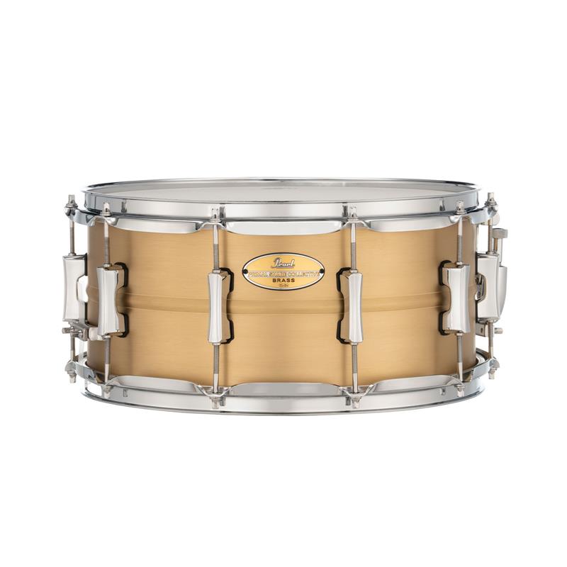 ■商品紹介＜Primal Snare Collective＞高いパフォーマンス性と手の届きやすい価格を両立した、16種類のバリエーション。明るく抜けの良いプロジェクションが特長のスチール、 ドライでレスポンスが良く繊細なタッチに応えるアルミ、芯のある太いサウンドと豊かな「ウェット」な倍音が魅力のブラス、深く豊かな低音と存在感のある響きが特長のコパー。計4種の素材それぞれに、パワーピッコロサイズの13''×7''、スタンダードサイズの14''×5.5''と6.5''、そしてよりパワフルなサウンドを生みだす14''×8''の計4サイズを揃えた総勢16モデル。＜Primal Collective Brass (Cu-Zn) Snares＞Primal Brassは、初心者からプロフェッショナルなドラマーまで、あらゆる環境で 安定したパフォーマンスを発揮できるよう設計されたブラススネアです。ブラス特有の芯のあるパワーと、豊かで艶のあるウェットな倍音が特徴で、音像の中で深みと存在感をもたらすキャラクターを備えています。Primal Snareシリーズは、素材のポテンシャルを純粋に引き出すため、余計な装飾を省き、本質だけを残したシンプルな構造を採用。ブラスならではの華やかでリッチな響きを、クリアに届けるモデルです。＜14''×6.5''＞ピュアで、音作りに応えるしなやかなトーン。＜スペック＞サイズ：14''×6.5''シェル：1mm Beaded Brassラグ：PSCL-55フープ：2.3mm Triple-Flanged Hoops (RIM1410PSC/RIM1410PSCS)ストレイナ—:SR-01NRSフィニッシュ：Brushed Finish検索キーワード：イケベカテゴリ_ドラム_スネアドラム_Pearl_新品 SW_Pearl_新品 JAN:4549312702104 登録日:2026/06/17 スネア スネアドラム パール