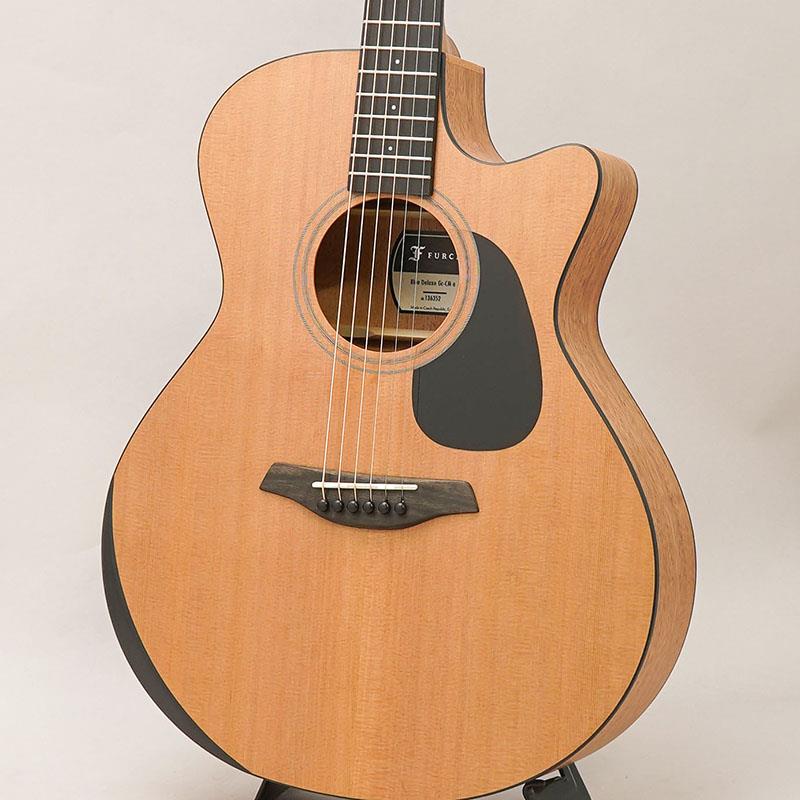 ■商品紹介〜ダブルコンターを搭載した「Blue Deluxe」シリーズが入荷しました〜1981年、旧チェコスロバキア領でブルーグラスミュージシャンにより設立されたフォルヒギターズ！！岡崎倫典さん、中川イサトさん、岸部眞明さん、UK（MOROHA）さん等、錚々たるアーティストに使用される今話題のブランドです！ヨーロッパを代表するブランドの一つとして主にフィンガースタイルのギタリストに愛されるフォルヒ。その造りの丁寧さ、美しい仕上げ、洗練されたサウンド、滑らかな弾き心地、数多のミュージシャンに使用されるのに十分な理由のある素晴らしいギターです。本機種はリーズナブルな価格設定ながらもしっかりとした造りが定評のある「Blue Deluxe シリーズ」のグランドオーディトリアム・カッタウェイモデル。ウェスタンレッドシダートップ、アフリカンマホガニーサイドバックのオール単板仕様となっております。塗装にはオープンポアタイプのマットな塗装を採用することによって軽いタッチでもしっかりと楽器が発音してくれますので、フィンガースタイル入門にもうってつけのギターだと思います。優しいタッチでもとても柔らかく暖かいサウンドで、リーズナブルな価格帯ながら、フォルヒギターの魅力をしっかりと感じられる仕上がりとなっております。フォルヒのオプションとして大変人気の高いダブルコンターも採用されており、長時間の演奏でも快適にお使い頂けます。様々な意匠を凝らしながらも、非常にお値打ちな1本！是非ご堪能ください！！◆CNR System Active（Composite Neck Reinforcement System）◆こちらのモデルは、フォルヒ独自開発の「CNR System Active（Composite Neck Reinforcement System）」が搭載されています。既存のCNRネックシステムからアップデートされた革新的なネック設計です。最も特筆すべき特徴として、ネックブロックに設置された弦高調整ボルトによりネックの角度調整が可能で、サドルを削ることなく弦高調整を行うことが出来るようになりました。更に、以前のシステムよりネックの剛性と安定性が向上していることから、より長期にわたってプレイアビリティと安定性を維持することが実現しました。※このボルトを使って安全にネック角度を調整するには、専用工具及び調整技術を習得した技術者による操作が必要ですので、池部楽器店アコースティックフロアスタッフまでご相談ください。■仕様詳細Top: AA Solid Western Red CederBack and Sides: AA Solid African MahoganyNeck: African MahoganyBracing : Scalloped X BracingNut Width: 45mmFingerboard: EbonyBridge: EbonyScale Length: 650mmTuner：Furch Originalフォルヒオリジナルギグケース付属検索キーワード：イケベカテゴリ_アコースティック・エレアコギター_アコースティックギター_Furch_新品 SW_Furch_新品 JAN:2500020022917 登録日:2026/03/16 アコースティックギター アコギ ファルヒ