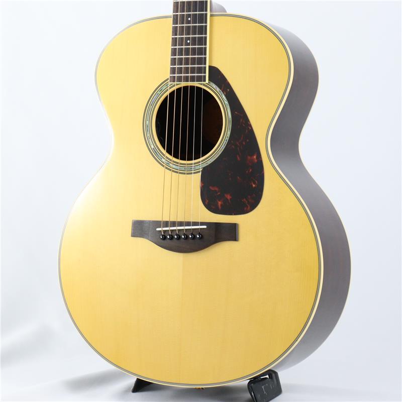 ■商品紹介YAMAHAのLJ6中古品が入荷いたしました！昔ながらの技工と構造を持つ「Lシリーズ」は、現代のギタリストの要求を満たし、且つ超えるギターを生み出すために、ヤマハのアコースティック楽器設計が長年培ってきた伝統をもとに製作されています。トラディショナルなスタイルと精巧な貝のインレイを特長とし、バランスのとれた音質、高い演奏性、幅広いダイナミックスレンジを実現しました。ステージ演奏では、高品質のピックアップが演奏の細部に至るニュアンスをとらえ、想像力を掻き立てます。イングルマンスプルース単板によるトップ材はA.R.E (Acoustic Resonance Enhancement)処理が施されています。さらに、改良されたブレイシングデザインによって、優れた音量バランスを保ちながら、より力強く、より大きな音を響かせます。通常このモデルにはパッシブタイプのピックアップが搭載されておりますが、本機はFISHMANのピックアップに交換されています。状態といたしまして、ヘッドに1か所打痕があり、全体的に細かな擦り傷など使用感はあるものの、フレット残、ネックコンディションともに良好ですので、即戦力で活躍いたします！お買い得中古品です！お見逃しなく！■仕様詳細胴型: ミディアムジャンボボディタイプ胴厚: 100mm〜125mm表板: イングルマンスプルース単板(A.R.E.)裏板: ローズウッド側板: ローズウッド棹: マホガニー＋ローズウッド5プライ指板: ローズウッド下駒: ローズウッド弦長: 650mm指板幅（上駒部/胴接合部）: 44mm/55mm糸巻: ゴールドペグ(TM29G)塗装: ウレタン塗装・グロス仕上げピックアップ:フィッシュマンギグケース付属検索キーワード：イケベカテゴリ_アコースティック・エレアコギター_エレアコギター_YAMAHA_L SERIES_ユーズド SW_YAMAHA_ユーズド JAN:2500020828946 登録日:2026/02/21 エレアコ ヤマハ やまは