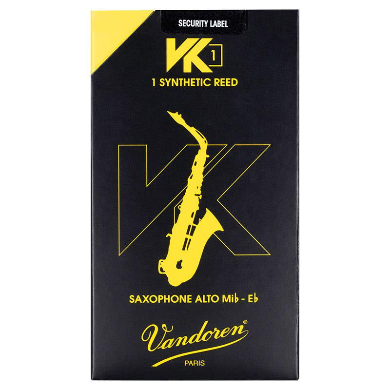 ■商品紹介// Vandoren The Synthetic Reed VK1 for Alto Saxophone //シンセティックリード「VK」は、バンドーレン社が7年にわたる研究を経て生み出した新素材のコンポジット繊維で作られています。 この新たなコンポジット繊維は、ケーンの構造をただ模倣したものではありません。ケーンリードと同様の音響を得られるよう、ケーンの本質的な物理的特性を再現しました。VKリードは、国際特許を取得した全く新しい素材と方法で製造されています。VKリードとその素材は、フランスのボルム・レ・ミモザで生産されており、100%リサイクル可能です。アルトサクソフォン用のVKリードには、トラディショナルタイプの「VK1(硬さ7段階)」と、ジャズタイプの「VK7(硬さ6段階)」の2種類のモデルがあります。硬さにつきましては、画像4枚目の対応表をご参照ください。【パフォーマンス】■安定性：この素材は腐りにくく、乾燥しても反りません。また、水分（唾液等）の影響も受けません。■耐久性：VKリードは、ケーンリードよりも長い期間、購入時と同じ状態を保てるため、高い一貫性をもって、より良いパフォーマンスを発揮できます。　※平らな状態で保管する必要があるため、平らな面で保管できるリードケースの使用をおすすめします。■使いやすさ：VKリードは、パッケージから取り出してすぐに使用できます。演奏前に湿らせるなどの準備は不要です。水洗い可能で、アルコールまたは食品用洗剤（中性洗剤）で洗浄ができます。■一貫性：一貫して、信頼できる硬さ、サウンド、アーティキュレーション、遠達性、高音域での安定が得られます。■仕様詳細■容量：1枚入り■硬さ：55 　型番：SVK12155 ※バンドレン トラディショナル(青箱) 3-1/2 の柔らかめ相当・VK1硬さバリエーション：30 / 35 / 40 / 45 / 50 / 55 / 60検索キーワード：イケベカテゴリ_管楽器・吹奏楽器_サックス用アクセサリ_リード_VANDOREN_サックス用リード_新品 SW_VANDOREN_新品 JAN:0008576160227 登録日:2025/06/16 バンドーレン リード サックス
