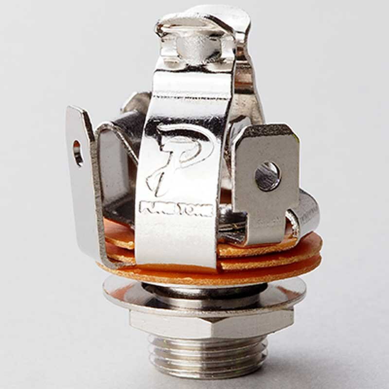 ■商品紹介Pure Toneジャックの接触不良による「バリバリ」いうタイプのノイズトラブルは、ジャックの筒部分が酸化することによって起こるアース不良がほとんどです。アースをつなぐ「スリーブ端子」にも板バネ状の接触端子を搭載したこのジャックが、トラブルリスクを減らしてくれます。さらに各接触端子には、プラグ形状に合わせたカーブや凹凸も付けられているので、それぞれ2?4点の接点があり、導通のバックアップが期待されます。接触不良になりがちなジャックに不安を感じていたプレイヤーに、この接点の充実したジャックをお勧めします。こちらはステレオタイプになります。[ベーシスト：江川 ほーじん氏によるCOMMENT]台風前の夜中にポチッたパーツが届いた。米国ピュアトーンと言うメーカーのジャック。日の出光機製プラグと出逢って改めて接点の重要性を痛感させられていたがジャックの方は昔から全く進化してない(チャイナ製になってむしろ退化してる)。これを見つけた時は「そうだよ、これだよ！」と小躍り。で、テスト購入。果たして結果は……はい、交換してみました。ノーマルなスイッチクラフトからピュアトーンへ。結果は………いやっ素晴らしい！これはもう大変良く出来てますの花丸10個あげちゃいます。クライオ処理したジャックのように妙なキャラキャラ感も無く、MIL規格スイッチクラフトのようなドンシャリ感も無い。なんと表現すればいいかな……これは…一番近いニュアンスで言うと楽器元々のキャラはほとんど変化無く、弦のゲージを少し太くしたようなハリとコシ、そして音の密度が濃くなった感じだね。ミックスダウン中に「そこが欲しかったのよ！」とかアンサンブルで埋もれない等の部分だ。いやいやいや、素晴らしい！ただ1点だけ不満と言うことでは無いがジャックを挿した時の感覚が普通の物と大きく異なる。ステレオジャックのような2段階さし込み感なのだが、その2回のガチャッが「なんか壊れたか？」ライクな。まぁこれは慣れれば何の問題も無い事なので花丸10個は変わらずです。検索キーワード：イケベカテゴリ_楽器アクセサリ_ギター・ベース用パーツ_スイッチ・ポット・ジャック_Montreux_新品 SW_Montreux_新品 JAN:4589429204276 登録日:2023/02/05 モントルー