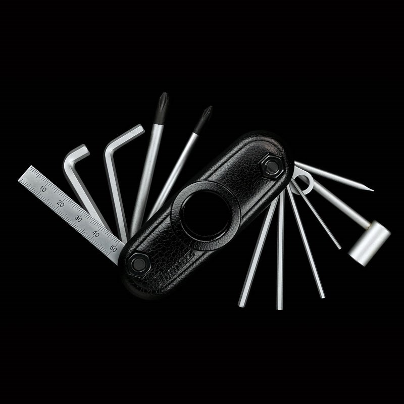 ■商品紹介携帯便利なオールインワン・セットアップツールIbanezの一部エレキギターに付属され、ユーザー評価の高いマルチツールキットを基に、より使い勝手や精度＆耐久性を高めた本格的セットアップツール「MTZ11」が遂に発売開始！スイスアーミーナイフを彷彿とさせる真紅のボディは中央部にアクセスホールを設け、11種にわたる工具を容易にピックアップ出来るよう、又、軽量化を果たすよう工夫しました。Features・アイバニーズ・ギターのセットアップに重宝する下記ツールを一挙搭載。a. 六角レンチ(5.0mm)g. パイプレンチ(7.0mm)b. 六角レンチ(4.0mm)h. ドライバー(＋螺子/大)c. 六角レンチ(3.0mm)i. ドライバー(＋螺子/小)d. 六角レンチ(2.5mm)j. ドライバー(−螺子)e. 六角レンチ(2.0mm)k. スケール(JIS規格)f. 六角レンチ(1.5mm)カラー：BBK検索キーワード：イケベカテゴリ_楽器アクセサリ_メンテナンス用品_工具_Ibanez_新品 SW_Ibanez_新品 JAN:4549763059901 登録日:2020/04/13 アイバニーズ イバニーズ