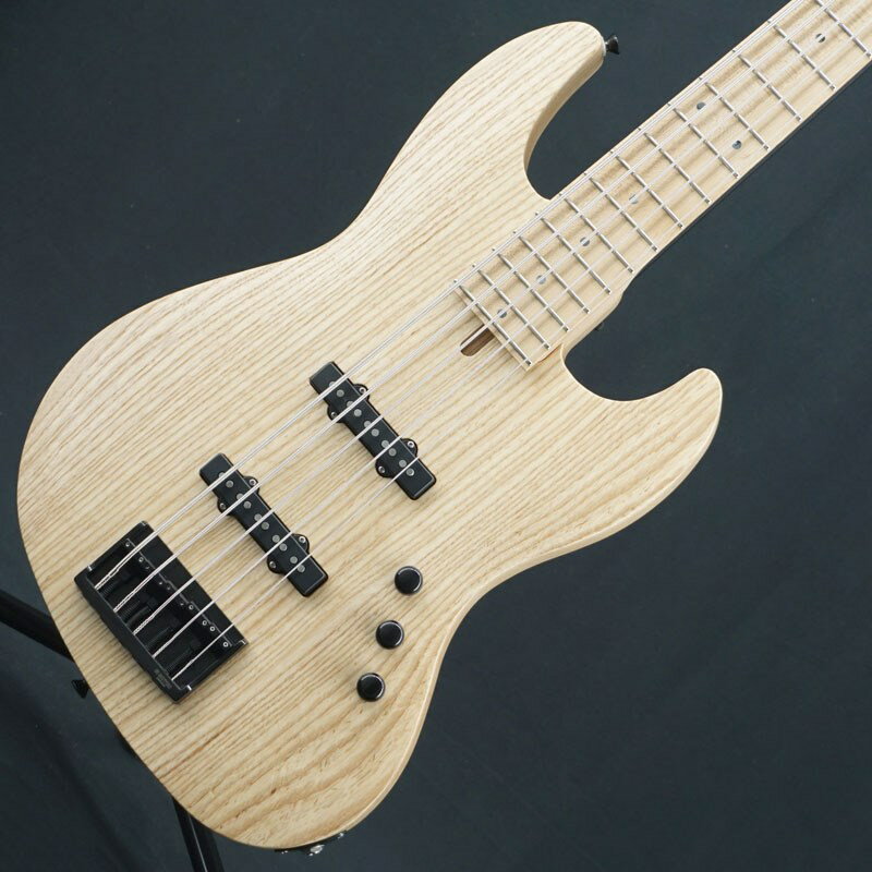 ■商品紹介シンプルで美しいデザインと機能美を追究した SAITO Guitars オリジナルモデル本機はアッシュボディにメイプル・ネック/指板とシンプルなウッドマテリアルで構成されております。なじみ易いJBスタイルの外周に、トップ面にアーチ加工とエルボーコンターを組み合わせた特徴的なデザインが施されております。ネックやブリッジが取り付けられるボディの中心厚はそのままに、外周の厚みを薄くすることで、構えた際に軽量に感じるバランスと取り回しの良さをご体感いただけます。指板エッジはグリップしやすいように丸みを帯びた仕上げに加え、フレットは指板の内側まで溝を切っており、バインディングのような効果でバリが出づらくストレスフリーな演奏が可能です。また、1弦側のヘッドに厚みを持たせることでヘッド起きの防止と高い強度を実現しております。細部にまでコダワリが詰まった国産メーカーらしい珠玉の1本です。状態としましては使用感の少ないグッドコンディションを保っております。トラスロッドの余裕は十分にあり、ネックコンディションも良好です。Weight≒4.51kg付属品：純正ギグケース検索キーワード：イケベカテゴリ_ベース_エレキベース_多弦ベース_SAITO Guitars_ユーズド SW_SAITO Guitars_ユーズド JAN:2500030542979 登録日:2025/02/28 エレキベース サイトー サイトウ