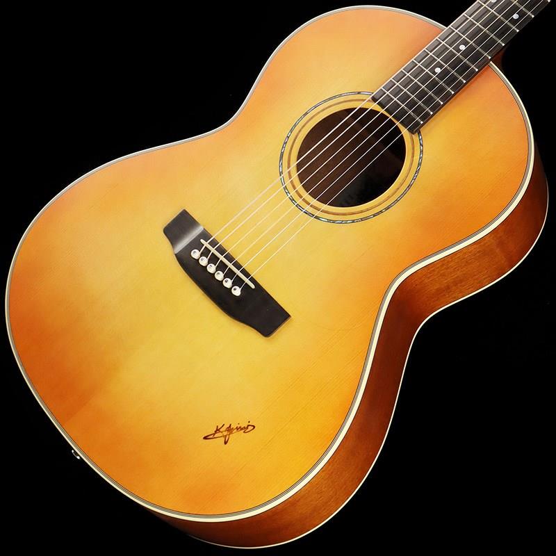 ■商品紹介通常ラインナップにない、カタログ外仕様。K.YAIRIの人気定番モデル！「メイド・イン・ジャパンを、岐阜県可児市の工房から」をかかげ、そのクラフトマンスピリッツを30人ほどの少数精鋭の手工生産のスタイルを1970年代から守ってきた日本のブランドK.YAIRI。カスタムモデルから価格を抑えたモデルまで幅広くラインアップをておりますが、全て日本製というこだわりは、日本は勿論のこと世界でも人気があり、全世界にファンがいるブランドです。このRF-65はK.YAIRIのオリジナルボディシェイプで、抱え易い小ぶりなボディ幅広く人気のあるモデルです。ボディの木材で型番が決まっており、「65」はボディのサイドバック材にマホガニーを使用したモデルになります。またトップ材は単板のシトカスプルースが使用されております。小振りのギターはボディ全体の鳴りが弱くなる傾向にありますが、ボディ厚を調整する事によって十分な鳴りと抱え易いサイス感が共生した絶妙な設計になっており、バランスの良い耳心地の良いサウンドは扱い易いので広くお勧め出来る音色です。ネックはマホガニーとローズウッドで構成されており、ネックの形状はソフトVの形状で成形されております。ナット幅が約42mmという細さの設計で日本人に非常に合うコンパクトな握り心地になっています。このネックはネック担当の職人が1本1本グリップ感を確認をしながら作業しており、違和感の無い心地の良い握り心地を追求した職人の卓越した技術を感じられます。こちらのモデルは通常カタログには無いHBカラーで仕上げられており、淡い黄色のバーストカラーを独特の艶消し仕上げてあり、他には無い暖かい雰囲気を持って仕上がっています。国産アコースティックの老舗の技術とノウハウでその高い完成度には定評のあるK・ヤイリ。オススメです！※画像はサンプルです。製品の特性上木目は一本一本異なります■仕様詳細TOP Solid: SpruceBACK/SIDE: MahoganyNECK: MahoganyFINGER BOARD: RosewoodBRIDGE: Rosewoodスケール(弦長): 64.5全長: 100ボディ巾: 37.5ギグケース付属検索キーワード：イケベカテゴリ_アコースティック・エレアコギター_アコースティックギター_K.Yairi_新品 SW_K.Yairi_新品 JAN:4580393207102 登録日:2026/08/27 アコースティックギター アコギ ヤイリ Kヤイリ ヤイリギター