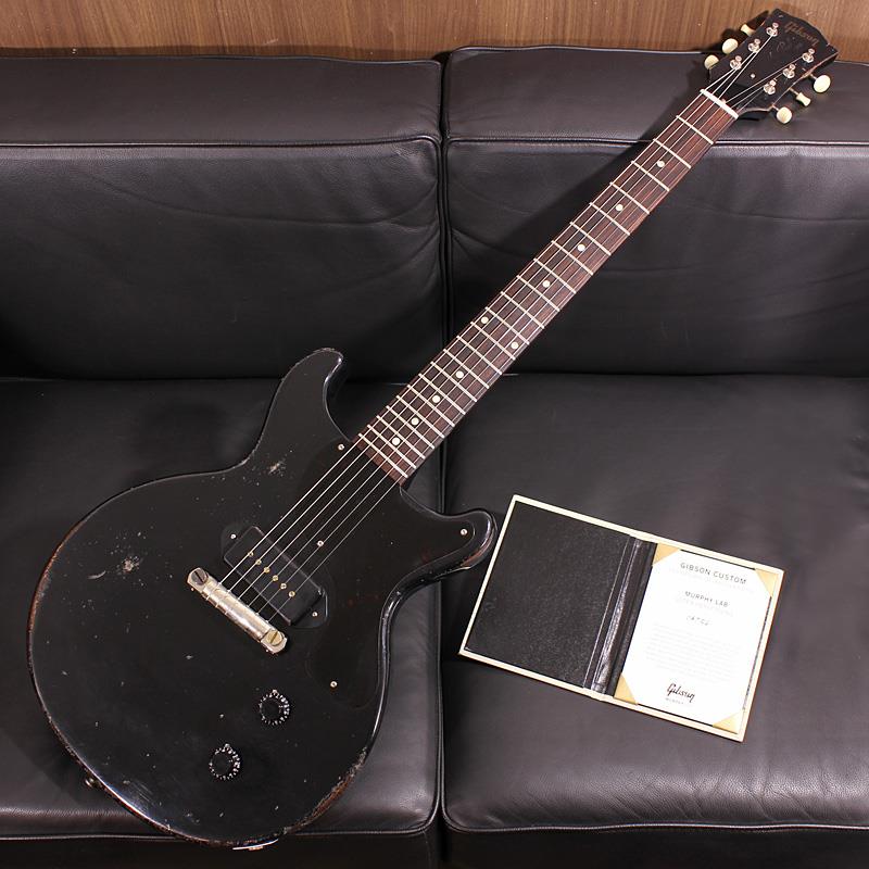 ■商品紹介〜 Murphy Lab 〜カスタムショップ内に誕生したMurphy Lab（マーフィー・ラボ）は、ナッシュヴィルのギブソン・カスタムショップ内に新設されたラボで、科学的検証に基づく最新の技術を駆使して、ギターのエイジング（ヴィンテージ・ギターの経時変化した外観と弾き心地を再現する処理）を専門に行います。ギブソン・カスタムショップの立ち上げ時のメンバーであり、ヒストリック・コレクション開発のプロジェクト・リーダーとして尽力したトム・マーフィーは、その後新品のギターにヴィンテージのルックスとフィーリングをもたらすエイジングというテクニックで活躍してきました。トムのヴィンテージ・ギターへの情熱と深い知識に裏打ちされた技術によって、ギブソン・ギターの自然なラッカーのクラック、演奏による摩耗を見事に再現しています。トム・マーフィーとギブソンは、経時変化によりウェザーチェックと呼ばれるクラックを生じさせる、1950年代、1960年代のニトロセルロースラッカーを科学的に解析し、その変化のプロセスをひも解き、あらゆるモデルのプロトタイプによるテストを重ねて、ヴィンテージ同様のナチュラル・ウェザーチェックを再現するラッカー・プロセスを開発しました。マーフィー・ラボは、トム・マーフィーがギブソン・カスタムショップのチームを率いて、プロトタイプをもとに、あらゆるボディシェイプ、フィニッシュ、エイジング・レベルの検証を始めたことから、その構想が生まれました。その結果、これまでにないリアリティとこだわりを追求したエイジングを行うために、ギブソン・カスタムショップ内に設立されました。トム・マーフィーの存在と、その芸術的な作品の数々は、ギブソンの歴史の中で重要な役割を果たし、今もそしてこれからもマーフィー・ラボとして永遠に引き継がれていきます。本機は4段階で設けられた中で1番ヘヴィなエイジングレベルとなる「Ultra Heavy Aged」が施された1960 Les Paul Junior Double Cut Reissueです。ロックシーンを謳歌するLes Paul Juniorのサウンドは何故表現者達に好まれるのでしょうか…それはそのサウンドと操作性にあります。音楽の中核である歌、声を邪魔する事無く、ギタリストの心を満たす太いトーンを奏でられる絶妙なスペック！芯がありタイトにぶれなく鳴ってくれるマホガニー単一材と切れ味と太さ両方を兼ね備える稀有なPU、P-90とのコンビネーションは、ロックミュージック界にリアルで太いオーバードライブサウンドを求められる時代にベストマッチしております。Ultra Heavy Agedはまるで本物のヴィンテージ個体を手にしている様な感覚が味わえる、熟練したMurphy Labの職人たちの妙技が堪能できるエイジングが施されたモデルです。キズが入ってからもさらに繰り返し弾き込まれたようなリアルな塗装の色艶とウェザーチェックを表現。指板エッジにはロールド加工が施され、優れたグリップ感がプレイヤーの皆様にはさらに嬉しい仕上げとなっております。ピックアップはLes Paul Juniorですので当然の如くDog-EarタイプのP-90をブリッジポジションに1発のみ搭載。P-90ピックアップが持つ太くも表情豊かなニュアンスが生み出す音楽的なトーンはオンリーワンの魅力を備えており、本格派のミュージシャンの方々からも熱い支持を獲得しております。1ピックアップであるが故にスイッチングに気を取られること無く、求道者の如く演奏に没頭できる環境が必然的に生まれる点はもうメリットでしかありません！ダブルカッタウェイならではのハイポジションの弾きやすさ、良い具合に低域が削げたクランキーなサウンドはまさに唯一無二です！ネックグリップはGibsonのオフィシャルサイト上で「60s SlimTaper」と記載されておりますが、今回の個体ではどちらかというとガッチリとした厚みで形状もDタイプ気味に感じられます。※本ページの「仕様詳細」欄はオフィシャルサイトに準じて「60s SlimTaper」と記載しております。今回は以前のオーダー分からの入荷を果たした1960 Les Paul Junior Double Cut Reissue Ultra Heavy Agedですが、残念ながら今年のプライスラインからは外れてしまったため一旦生産は休止中。今後しばらく同モデルの入荷は見込めないかもしれません。LPジュニアの最高峰をお求めの方は今こそがチャンスです！Custom Shop製ならではの素晴らしいトーン、Murphy Labが生み出す迫力満点のエイジングをぜひご堪能下さい！Serial No. 04756Weight≒3.07kg専用ハードケース、Murphy Lab認定証 等付属■仕様詳細Body: Solid MahoganyNeck: Solid Mahogany with long neck tenonProfile: 60s SlimTaperFingerboard: Indian RosewoodFrets: 22， Authentic Medium-JumboScale Length: 24.75inchNut Width: 1-11/16inchBridge: WraparoundMachine Head: Kluson Single Line w/ White ButtonsHardware: Nickel / Murphy Lab Heavy AgedPickups: Custom Dog-Ear P-90Controls: 1 Volume 、1 Tone検索キーワード：イケベカテゴリ_エレキギター_レスポールタイプ_Gibson_Custom Shop_新品 SW_Gibson_新品 JAN:4580568421456 登録日:2026/01/27 エレキギター ギブソン カスタムショップ