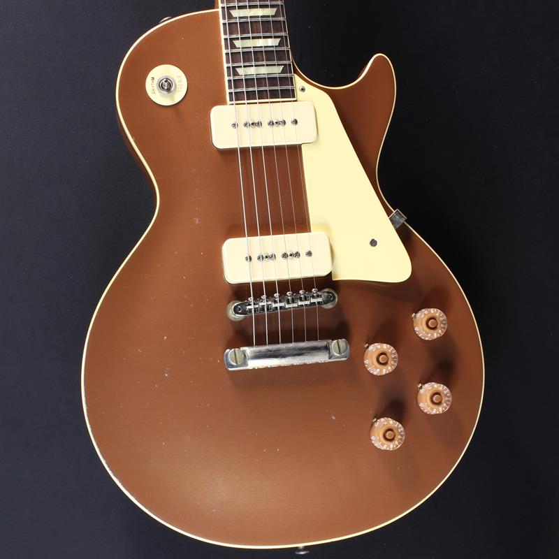 ■商品紹介※チョイキズ大特価！ネックジョイント部にエイジド加工以外の傷がございます。ギブソンは1955年にイリノイ州シカゴで開催されたNAMMショーで、特徴的な5種類のLes Paulモデルを展示しました。それぞれSamoa Beige、Copper Iridescent、Nugget Gold、Platinum、Viceroy Brownと名付けられたユニークなカスタムメタリックフィニッシュが施されており、本機はこの5機種の展示から70周年を記念し発売された限定生産モデルです。各色がそれぞれ全世界70本のみの限定生産となり、日本国内への入荷は極少数となります。1955年モデルということで、ブリッジは前年までのラップアラウンドブリッジからノンワイヤーのABR-1 Tune-O-Maticとストップバーテールピースへと変更。Les Paul Customに続き「Standard」なLes Paul Modelに初搭載された仕様が再現されています。個性的なボディカラーも当然要注目ですが色味をマッチングさせた4個のコントロールノブも見逃せませんね。この時期ならではのヘッド中心に近い位置に配された「ローロゴ」やNarrow Tallフレットワイヤー、P-90ソープバーピックアップ等、今でも多くのギタリストに愛される要素ももちろん備えています。Murphy Lab Light Agedのエイジングによりウェザーチェックやキズ、ペグツマミの焼けた風味の色合いなど、ギターファンには堪らない格別な装いが必ずやオーナーとなる方を満足させることでしょう。当店へのCopper Iridescentカラーはこちらの個体のみの入荷となります。ぜひお見逃しなく！！約4.00kgブラウンハードケース、専用認定書等付属■仕様詳細Body: 2-Piece Plain Maple Top & 1-Piece Lightweight MahoganyNeck: Solid Mahogany with Long Neck Tenon / 1950s Chunky D-Shape ProfileFingerboard: Indian RosewoodFrets: Historic Gibson Narrow/Tall 22FretsPickups: Custom Shop P-90 SoapbarControls: 2 volume 、2 tone 、3-way switchBridge / Tailpiece: ABR-1 non wire/ Lightweight Tailpiece w/Long StudTuners: Kluson Single Line， Single RingHard ware color: Nickel， Murphy Lab Light Aged検索キーワード：イケベカテゴリ_エレキギター_レスポールタイプ_Gibson_Custom Shop_アウトレット SW_Gibson_アウトレット JAN:4570156010896 登録日:2026/01/10 エレキギター ギブソン カスタムショップ