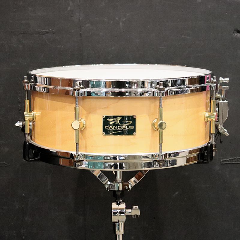 ■商品紹介☆中古品☆CANOPUS M-1455の中古品が入荷致しました。中古品の為、キズや汚れ、パーツ類のサビ等の使用感がございます。＜The Maple Snare Drum＞メイプル材の持つ明るさやヌケの良さ、複雑な高倍音を徹底的にコントロールし凝縮したまさに「The Maple」の名に相応しいメイプルスネアドラム。 発音させやすいシェルコンストラクションと繊細で精密なベアリングエッジ、標準装備のVintage Snare Wireによりそのサウンドは驚くほどセンシティブ。繊細なプレイの再現能力は特筆ものです。＜スペック＞サイズ：14''×5.5''シェル：8ply Maple 5mmフープ：Diecast Hoop / 8テンションラグ：Brassスネアワイヤー：Vintage Snare Wireフィニッシュ：Natural LQ（ラッカー）■仕様詳細2500190893416，0757242144626検索キーワード：イケベカテゴリ_ドラム_スネアドラム_CANOPUS_ユーズド SW_CANOPUS_ユーズド 登録日:2026/06/17 スネア スネアドラム カノウプス カノープス