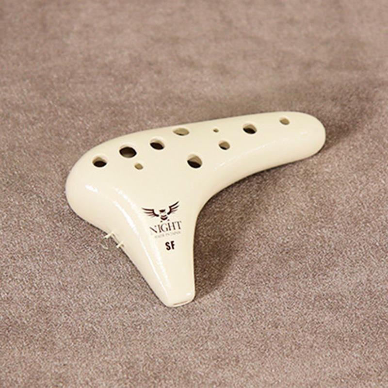 ■商品紹介オカリナを始めたいとお考えの方に、私どもが最初に手にしていただきたいオカリナです。リーズナブルでありながら、全音域バランスの取れた調律が施され、安定した吹きやすさで初心者に最も選ばれているオカリナです。ここから始まるオカリナライフをお楽しみください。累積生産数量200，000本を超えてご愛顧いただいた「NIGHT スタンダルド」の後継機種としてリニューアルいたしました。＜リニューアルポイント＞吹き口を細い設計に変えてより吹きやすくしました。歌口の形状をより厳格な基準にすることで高音の抜けが良好になりました。食品衛生法上の安全基準を通過した塗料を全面的に使用しているので安心してお使いいただけます。■仕様詳細35×130×75mm 145g※ 専用ケース付属検索キーワード：イケベカテゴリ_管楽器・吹奏楽器_その他管・吹奏楽器_オカリナ_NIGHT OCARINA_新品 SW_NIGHT OCARINA_新品 JAN:4516510201500 登録日:2025/11/17 ナイトオカリナ