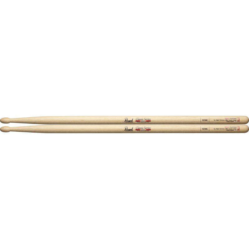 ■商品紹介＜Pearl Drum Sticks＞パールのドラムスティックは、素材選びから始まり、長期間のシーズニングを経て、1本ずつ入念に加工し、素材と重量の厳しい検査を経てきたもの。その充実したラインナップは、アーティストと密接な交流の中から生まれたもので、あらゆるドラマーに幅広く対応する傑作揃い。＜Classic Series〜A legend and tradition〜 / Hickory＞長年パールの代表的なスティックとしてロングセラーを続ける人気シリーズ。クリアー・ラッカー仕上げを採用したオリジナル・モデル。スティック材として最もポピュラーなヒッコリーを採用。＜スペック＞ジミー竹内プロデュースサイズ：14mm x 412mm材質：ヒッコリーフィニッシュ：クリアラッカー検索キーワード：イケベカテゴリ_ドラム_スティック_Pearl_新品 SW_Pearl_新品 JAN:4549312025685 登録日:2014/10/16 スティック ドラムスティック パール