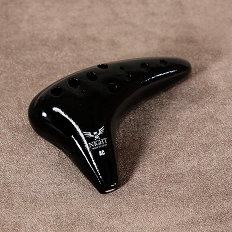 ■商品紹介楽器経験のない方、楽譜が苦手な方を対象に、初歩の初歩をご説明した「NIGHT オカリナスタートライン」の教則本と、補助教材としてのCDが付属した入門セットです。■セット内容オカリナ/教則本/補助教材CDオカリナを始めたいとお考えの方に、私どもが最初に手にしていただきたいオカリナです。リーズナブルでありながら、全音域バランスの取れた調律が施され、安定した吹きやすさで初心者に最も選ばれているオカリナです。ここから始まるオカリナライフをお楽しみください。累積生産数量200，000本を超えてご愛顧いただいた「NIGHT スタンダルド」の後継機種としてリニューアルいたしました。＜リニューアルポイント＞吹き口を細い設計に変えてより吹きやすくしました。歌口の形状をより厳格な基準にすることで高音の抜けが良好になりました。食品衛生法上の安全基準を通過した塗料を全面的に使用しているので安心してお使いいただけます。■仕様詳細50×140×90mm 210g※ 専用ケース付属検索キーワード：イケベカテゴリ_管楽器・吹奏楽器_その他管・吹奏楽器_オカリナ_NIGHT OCARINA_新品 SW_NIGHT OCARINA_新品 JAN:4516510201555 登録日:2025/11/17 ナイトオカリナ