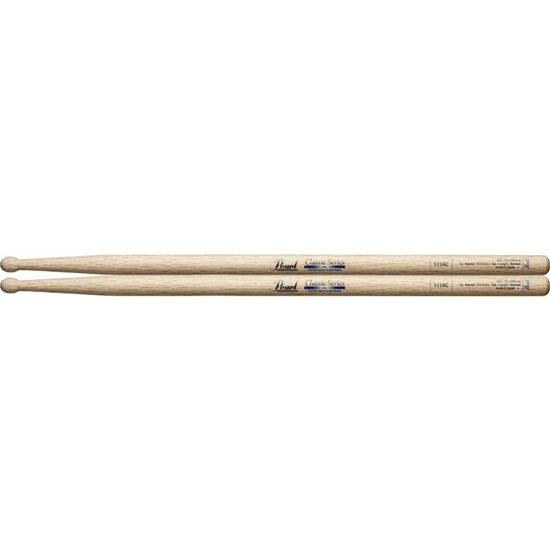 ■商品紹介＜Pearl Drum Sticks＞パールのドラムスティックは、素材選びから始まり、長期間のシーズニングを経て、1本ずつ入念に加工し、素材と重量の厳しい検査を経てきたもの。その充実したラインナップは、アーティストと密接な交流の中から生まれたもので、あらゆるドラマーに幅広く対応する傑作揃い。＜Classic Series〜A legend and tradition〜 / Oak＞長年パールの代表的なスティックとしてロングセラーを続ける人気シリーズ。クリアー・ラッカー仕上げを採用したオリジナル・モデル。へヴィで耐久性抜群のオーク材を採用。＜スペック＞樋口宗孝プロデュースサイズ：15 mm x 410 mm材質：オークフィニッシュ：クリアラッカー検索キーワード：イケベカテゴリ_ドラム_スティック_Pearl_新品 SW_Pearl_新品 JAN:4549312025777 登録日:2014/10/16 スティック ドラムスティック パール