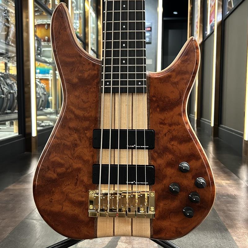 ■商品紹介「国産ハイエンドのモデルの再定義」をイメージした当店入魂のオーダーモデル国産ブランドの老舗として名をはせるTUNEより、当店オーダーによるカスタムモデルが入荷致しました。スルーネック仕様の「GAP-618」を基本に、ボディ・トップに美しく高級感のある「ブビンガ・キルト」を採用した当店入魂のオーダーモデルです。こちらのモデルの大きな特徴である「ブビンガ・キルト」材を活かす為にあえて「ナチュラルカラー」を採用、美しい杢目が際立った贅沢なルックスへと仕上がりました。海外ハイエンド・ブランドに並ぶほどの、これだけのマテリアルを採用しながらも、このプライスで抑えてきたブランドのメーカー努力は相当なものと予想されます。希少材確保の為の独自のルート、オリジナル・パーツの開発など、他の追随を許さない、老舗国産メーカーであるTUNEが手がけるハイクラス・ブランドの名に恥じない、日本代表と言っても過言ではない素晴らしい一本です。■仕様詳細Body Wood : Bubinga Quilt / MahoganyNeck Wood : Hard Maple/3piecesFingerboard : EbonyScale Length : 34Tuning Machines : GB707Bridge : ZB-6 GG 18mmStrap Pin : Jimdunlop FlushmountPickups : SWB-6PCB : GZP-2Knob : RitelControls : Vol，Pickup Balancer，Bass，Middle/TrebleTrim of PCB : PU gain and Notch filterFinish : UrethaneColors : NaturalStrings : D'Addario ，032 ，045 ，065 ，085 ，105 ，125 専用ギグケース付属検索キーワード：イケベカテゴリ_ベース_エレキベース_多弦ベース_TUNE_Other Models_新品 SW_TUNE_新品 JAN:4562211296819 登録日:2026/01/11 エレキベース チューン