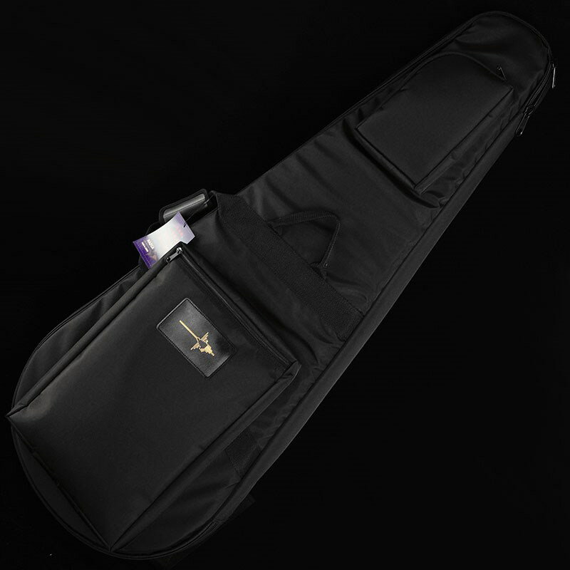 ■商品紹介NAZCA プロテクトギグケース オールラウンドタイプ幅広いシェイプに対応しすぎるオールラウンドタイプが登場！高い耐久性、抜群の軽量さで定評を得ている人気の高級ギグケースNAZCA (ナスカ) プロテクトギグケース。かねてより多くのギタリストの方からご相談をいただいていた「形状の異なるギターに共用で使用できるケースが欲しい！」というリクエストにお答えして、遂に全てのギタリスト必見の高品質ギグケースが完成いたしました！こちらのケースは通常のNAZCA Protect Caseのようにひょうたん型ではなく、頂点からボディエンド方向へ直線的な形状にて設計することで、幅の広さやルックス、ケース重量に大きな影響を与える事なく内部の収納スペースを確保し、その高い汎用性により形状の異なる様々なギターを収納可能にしたマスターケースです。一般的なエレキギターをはじめ、LPタイプ、JG/JMタイプ、335 (セミアコ)タイプ、なんと29インチのコンパクトベースまで！こちらのケース1本でいろいろなシェイプに対応可能です。■対応モデルはコチラ一般的なST/TLタイプ一般的な335 (セミアコ) タイプFender：JG、JMGibson：LP、SG、ES335Ibanez：7弦・8弦モデルPaul Reed Smith SEシリーズ (Bartionスケール、7弦モデル含む)Duesenberg：StarplayerシリーズBurny ：MGGodin：A6、ACSシリーズコンパクトベースショートスケールエレキベース (一部モデルを除く)Abasi Guitars■内寸全長：約110cm最大横幅：約41cm上ポケットサイズ：約21×15cm下ポケットサイズ：約41×30cm■カラー：Black#8※画像は使用イメージです。楽器本体は付属致しません。※ブランド、もしくは、モデルによりシェイプが異なる場合がございます。お手数ですがご不明の際は店舗までお問い合わせ下さいませ。【※ご注意下さい】受注生産品につきましてはご注文確定後に生産が始まりますので、お届けまでに約1〜2ヶ月ほどのお時間を要します。また、受注生産品には代金引換をご利用頂けませんのであらかじめご了承下さい。検索キーワード：イケベカテゴリ_楽器アクセサリ_ケース_エレキギター用ケース_NAZCA_新品 SW_NAZCA_新品 JAN:4582187073856 登録日:2019/07/02 ギターケース