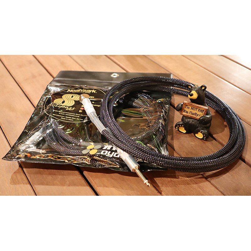 ■商品紹介【Noah’sark Development Series / Octopass8】オヤイデ電気と共同開発した、渾身の新線材シールドケーブルNoah’sark Development Series / Octopass 8発売開始！！楽器用シールドケーブルとしては非常に珍しいツイストペア構造を採用することで、超低ノイズを実現したシールドケーブルが誕生しました。【Octopass 8で採用したツイストペアケーブルとは？】通常のシールドケーブルに比べてノイズキャンセリング効果が高く、伝送ロスを最小限に抑える事の出来る最適な伝送方法の1つです。ツイストペア構造はケーブル内で発生するノイズを打ち消し、楽器本来のシグナルをそのままに伝送します。この技術を楽器向けに応用し、楽器のポテンシャルを発揮するために再設計したものがOctopass 8です。【従来のシールドケーブルと違いと特徴】◆ローノイズと安定した音程(ピッチ)感にフォーカスしたハイクオリティーケーブル◆高周波用アルミテープ+錫メッキ銅編組シールドのダブルシールド構造により、広い周波数帯域にわたって外部ノイズを遮蔽◆ローインピーダンス伝送に特化させることで、通常のシールドケーブルではロールオフしてしまっていた低域/高域の情報を保持◆導体断面積は通常シールドケーブルに比べて2倍以上の太さを持つAWG15相当であり、ハイインピーダンス用ギターシールドとしても高い性能を発揮【なぜOctopass 8を作ったのか？】プロやアマチュアを問わず、多くのプレイヤーが録音環境と密接な関わりを持つ機会が増えています。Octopass8は、音を記録する作業である「録音」に着目し、楽器が持つポテンシャルを引き出すことを目的に企画しました。楽器が持つキャラクターをより良く記録するために、ローノイズ/ハイレンジに拘り、録音後の処理だけでは出せない楽器自身の持つ個性を最大限に引き出し、プレイヤーの意図をより良く伝える事が出来ます。さらに、開発には楽器ユーザーから信頼の厚いケーブルメーカー「オヤイデ電気」様の協力により高い品質を確保しました。これによりハイエンドケーブルの中では費用対効果の高いクオリティを実現しています。※ケーブルの構造上、取り回しが良い製品ではありません。ライブなど、動きを求めるシーンにおいては推奨できません。※ケーブルには方向性があります。ケーブルに記載されている矢印の向きは、信号の流れる方向を指示しています。※画像はサンプルです。プラグの形状はSS（両側がストレート）となります。検索キーワード：イケベカテゴリ_楽器アクセサリ_シールドコード_シールドコード_Noah’sark_新品 SW_Noah’sark_新品 JAN:4580210590783 登録日:2024/10/08 シールドコード ギターシールド シールド シールドケーブル ギターケーブル ノアズアーク イケベオリジナル