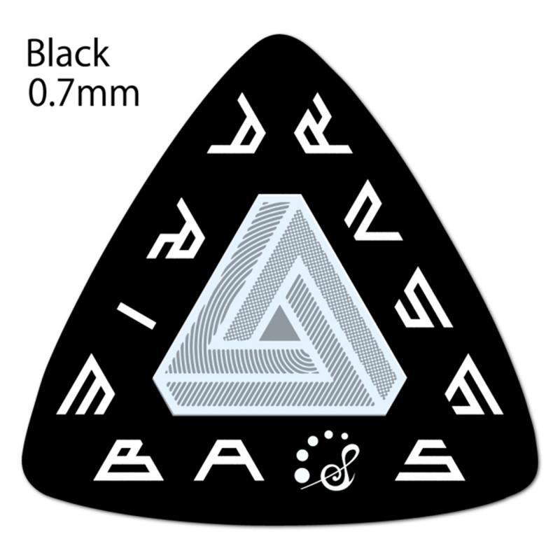 ■商品紹介耐摩耗性に富んだポリアセタール素材を、0.7mm(Black)と0.6mm(White)の2種類のゲージでリリース。ピックの中心部には片面のみサンドグリップ(滑り止め)を施し、激しいライブパフォーマンスにも耐え得る仕様となった。【有江嘉典プロフィール】1989年、地元福岡県でMOONBEAMを結成。98年上京し活動するも2002年に活動休止。現在は活動を再開している。デビロックの遠藤憲昭率いるSUPERHYPE等のサポートを経て2005年よりNUMBER GIRLやZAZEN BOYSを経たアヒトイナザワとともにVOLA & THE ORIENTAL MACHINEを結成。当時はLOST IN TIMEのサポートベースも兼任していた。現在はLA-PPISCHのギタリスト杉本恭一のソロバンドやMO'SOME TONEBENDERの百々和宏ソロバンド、「百々和宏とテープエコーズ」のメンバーとしても活動中。2015年よりthe pillowsのサポートベーシストを務める。カラー：ブラックゲージ：0.7mm検索キーワード：イケベカテゴリ_楽器アクセサリ_ピック_Sago_新品 SW_Sago_新品 JAN:4562384902050 登録日:2025/05/26 ピック ギターピック サゴ