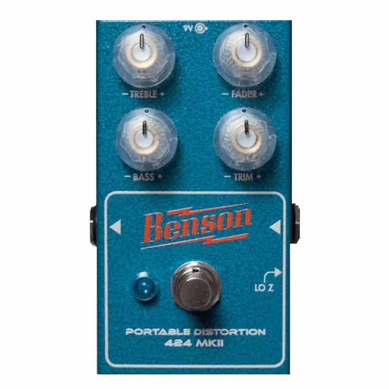 ■商品紹介424 MKII は、有名な T 社の 4 トラック MTR の EQ 部使用して歪ませた時のサウンドにインスパイアされたディストーションです。生々しくダーティーなサウンドが特徴で、この歪みを得るために実機を探して回路を通したサウンドをレコーディングする人がいるほど唯一無二のサウンドと言われています。バイパス可能なバッファー回路を追加することで、オリジナルにはないサウンド・メイクも可能にしました。ハイ・インピーダンスのギターを接続した際にバッファーをオンにすることでサウンドの幅が広がり、クリーン・ブーストや特定の周波数のブースト、激しい歪みまで幅広い用途に対応します。バッファーをオフにすると、ギターをオリジナルの 424 に接続したのと同様の効果が得られます。バッファーのオン / オフでゲインの効き方やサウンドのキャラクターが変化するため、用途に合ったモードを選択してください。【バッファーのモード】本体側面にあるスイッチを押して ON / OFF します。・スイッチが押し込まれた状態：バッファーは ON・スイッチが押し込まれていない状態：バッファーは OFF■仕様詳細電源：9V DC（センター・マイナス）30mA 以上電源アダプター（別売）9V 電池検索キーワード：イケベカテゴリ_エフェクター_ギター用エフェクター_歪み系_オーバードライブ_Benson Amps_新品 SW_Benson Amps_新品 JAN:0850050929253 登録日:2025/11/30 エフェクター コンパクトエフェクター ストンプボックス