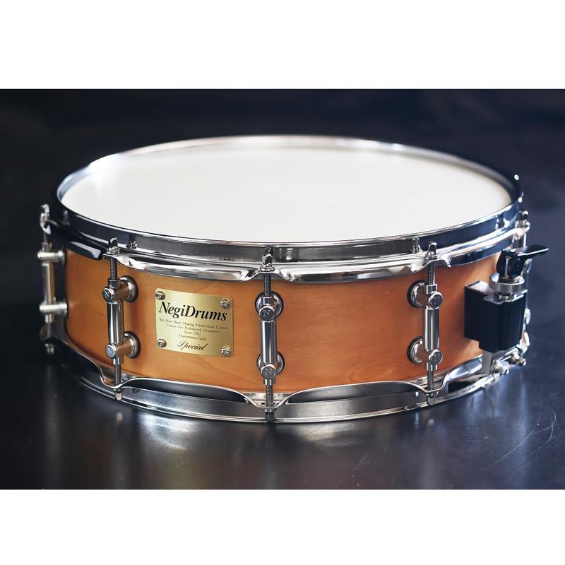 ■商品紹介【Made In Japan!1962年創業の老舗ジャパン・ブランド、Negi Drumsのスネアドラムが入荷！】-Negi Drums-ネギ・ドラムスの歴史は古く、1962年創業と60年以上の歴史を誇る老舗のジャパン・ブランドです。特にシェルスペックにこだわりがあり、他のメーカーではなかなかお目にかからないような独自のシェルを採用したドラムを、''音楽の街''静岡県浜松にて、社長の根木浩太郎氏による熟練の技術と情熱によって1台1台丁寧に製造されています。-SRW-MK1445P-S1NM 8mm Maple + Reinforcement 14×4.5-8ミリ厚と厚手のメイプルシェルにさらに厚手のレインフォースメント(補強リング)を加え、深さを4.5インチに設定。パワフルな音抜けと明確なスティック音、ハイレスポンスかつ素早い減衰を発揮してくれます。分厚いシェルにありがちな音の詰まりを解消し、スネアワイヤーのレスポンスを向上させるため、2ヵ所のエア・ホールを設けており、2.3mm厚のスチールフープを搭載。オープンリムショット時には疾走感ある爽快なサウンドが広がります。＜スペック＞Size：14''×4.5''Shell：8mm Maple + ReinforcementFinish：Natural MapleEdge Type：45°Snare Bed：Double BedHoop：Top:2.3mm Power Hoop(Steel)/10 HolesLug：Wide Tube LugStrainer & Butt：S-3 Zippo Style Lock Strainer/B-3 Small Die Cast ButtSnare Wire：20 wire※店頭に展示され試奏解放されておりますため、ヘッドの打痕等ございます。予めご了承くださいませ。検索キーワード：イケベカテゴリ_ドラム_スネアドラム_Negi Drums_新品 SW_Negi Drums_新品 JAN:2500190909421 登録日:2026/07/30 スネア スネアドラム ネギドラムス ネギ