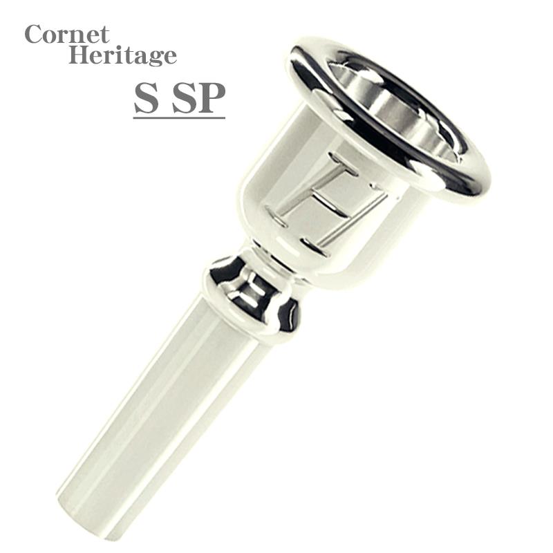 ■商品紹介Heritage (ヘリテージ) コルネット マウスピース 銀メッキ・S (DW3181-S)Eb管コルネット用にデザインされています。抑揚がつけやすく華やかな高音域が特徴で、音程も非常に優れています。カップ径：16.00mmリム幅：5.3mmスロート: 4.1mmバックボア：オープン。※店頭及び輸入元に在庫のご用意がございます際は、通常3-4日でのお取寄せ・発送が可能でございます。店頭及び輸入元に在庫のご用意がございません際は、受注生産にて本国メーカーへの発注をさせて頂く場合があり、数ヶ月（おおよそ5-6ヵ月前後）お時間を頂く可能性がございます。詳しい在庫状況・納期につきましては、お問い合わせください。検索キーワード：イケベカテゴリ_管楽器・吹奏楽器_トランペット用アクセサリ_トランペット用マウスピース_コルネットマウスピース_Denis Wick_新品 SW_Denis Wick_新品 登録日:2026/07/02 マウスピース デニスウィック