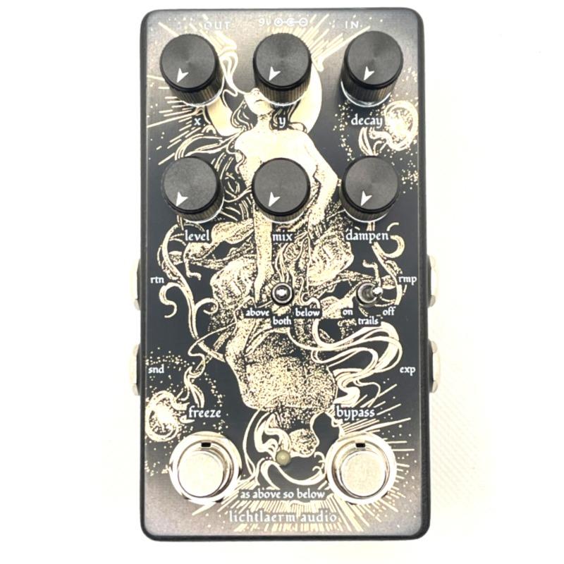 ■商品紹介As Above So Belowは、洞窟のようなサウンドのリバーブです。オクターブアップ/ダウン機能を使用しなくても、広大なサウンドスケープを作り出すことができます。リバーブを滑らかにするdampenコントロール、0-100%のウェット/ドライ・ミックス、シグナルを最大6dBブーストできるLevelコントロールといった定番のコントロール・セットに加え、3つのオクターブブレンド・オプションがミックスに加わります。aboveはリバーブに天使のようなハイ・オクターブ、belowはXコントロールでディレイできるドローンのようなサブ・オクターブ…！フリーズ・ボタンを使えば無限のリバーブ・パッドを作ることができ、sndとrtnを使えばリバーブをアウトボード・エフェクトに通すループを作ることができます。もちろん、切り替え可能なスピルオーバーや、追加したオクターブを手動でブレンドするためのエクスプレッション・ジャックも装備しています。■Knobsx: リバーブとオクターブ間のディレイを調整 (bothにOC-を加える)y: オクターブ・ミックスを調整 (high octave in both)decay: リバーブの長さを調節level: 6dBブースト可能なマスターボリュームmix: ウェット信号とドライ信号を0〜100%ミックスdampen: ウェット信号のみローパス■Toggle switchesabove: octave up / shimmer reverbboth: drone & shimmer 同時below: octave down / drone reverb・trailson: バイパス時にリバーブが自然に切れるようにするoff: バイパスに波及なし■仕様詳細・スマートリレーバイパステクノロジー、バッファー付・動作電圧: 9VDCのみ、センターマイナス・消費電流:150mA以上検索キーワード：イケベカテゴリ_エフェクター_ギター用エフェクター_空間系_リバーブ_Lichtlaerm Audio_新品 SW_Lichtlaerm Audio_新品 JAN:4573633060568 登録日:2026/06/06 リヒラムオーディオ リバーブ reverb