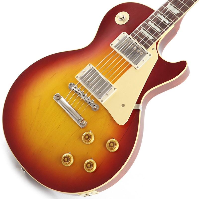 ■商品紹介王道モデル 1958 Les Paul Standard Reissue VOS Washed Cherry Sunburstが入荷！長きに亘り培われた高い製作技術と飽くなき探究心、厳選されたマテリアルにより至高のエレキギター・ベースを製作するために1993年に立ち上げられたGibson Custom Shop。現在もなお昔ながらのハンドクラフト製法と、徹底的に追求したヴィンテージの知識から製作されたカスタムショップ・ラインナップは、他所の追従を許さないほどの見事な作りとなり、プレイヤーの内に秘めるインスピレーションを際限なく沸き立たせてくれる最高の愛機となるでしょう。究極のリイシューモデルとして2015年に登場したTrue Historicスペックを大部分で踏襲した2018年仕様をベーシックに、細部に亘りさらなる拘りを持ってリファインされた最先端のカスタムショップ製Les Paul Standard。まさに「顔」とも呼ぶべきヘッドの「Les Paul MODEL」シルクスクリーンの色合いの見直しの他、Gibsonロゴデザインもよりオリジナルに近い、エッジ感のあるデザインに変更。インレイは指板ポジションマークも含め、着色によるものではなく元々色合いの濃いセルロース素材を使用することで一層雰囲気を高めています。無垢なプレーントップと、人気のWashed Cherry Sunburstカラーはギブソンのゴールデンエラに作られたオールド独特のルックスとプレイフィールを再現しています。昨今の1958モデルというとMurphy Labによるエイジング加工が定番となっておりますが当モデルはVOS塗装となっておりウェザーチェックなどが入っていない艶を抑えたグロス仕上げとなっております。金属パーツはサビやくすみを再現しているためウェザーチェックやエイジング加工がお好みでない方には見逃せないオススメの一本となります。ネックシェイプは1959 Les Paulと比べるとやや太めの「50s Rounded Medium C」を採用し、フレットもナローフレットを採用しており1959モデルとの違いもご体感いただけるでしょう。ピックアップは近年の定番モデルとなっているCustombucker Alnico IIIを継続して採用。キレのよいバイト感と個体がもたらす豊かなトーンバランスは本機でしか味わえない絶品サウンドをご体感頂けることでしょう。新たに搭載されたバンブルビータイプのペーパーオイルコンデンサーやヴィンテージカーブを追及した500KのCTSポットを装備。通常仕様の500kΩポットに比べてボリュームを絞っても極端に高域が削られず、手元の操作でクリーンサウンドからドライブサウンドまでを自在に操ることができます。10〜6のメモリまでは歪みが維持され、6〜1にかけて滑らかにダウンしていくので、ボリュームコントロールの長さによって表情豊かなプレイを可能にしています。4.02kgというレスポールらしいウェイトから放たれる音はむっちりとした肉厚なサウンドでどの音域もよく鳴っている印象です。ディストーションサウンドから甘いクリーントーンまでこの1本で全てを網羅できると感じさせてくれるサウンドとなっております。プレーントップながらもオーラを感じるルックスと、この個体特有の分厚いトーンはまさに一期一会！！この機会を是非お見逃しなく！■仕様詳細■Weight≒4.02kg■S/N:8 31001【SPEC】Body: 2-Piece Plain MapleTop/1-Piece Lightweight Mahogany BackNeck: Solid MahoganyProfile: 50s Rounded Medium CFingerboard: Indian RosewoodNut: NylonFrets: Historic Gibson Narrow/TallHardwere: Nickel Light AgedBridge: No-Wire ABR-1 & Lightweight Aluminum TailpieceMachinehead: Kluson ReissuePickups: Custombucker Alnico III (Unpotted)Control: 2Volume-2Tone-3way Toggle SWカスタムショップ・ブラウン・ハードケース、認定書他付属検索キーワード：イケベカテゴリ_エレキギター_レスポールタイプ_Gibson_Custom Shop_新品 SW_Gibson_新品 JAN:4580228786123 登録日:2023/09/01 エレキギター ギブソン カスタムショップ