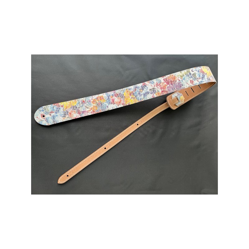 ■商品紹介ピグスキン革に凹凸ある特殊加工の花柄を施した美しいレザーストラップが登場です。 特にYMP89-1とYMP89-2はラメ入りのため、光に当たることで煌びやかに輝きます。残念ながらその模様の美しさは写真では伝えきれません。ぜひ、実際にその目でお確かめください！長さ調節範囲：101〜133cm(エンドピン穴間を計測)【ご注意】裁断される場所によって絵柄が異なります。ご指定もできませんので何卒ご了承ください。検索キーワード：イケベカテゴリ_楽器アクセサリ_ギターストラップ_Live Line_新品 SW_Live Line_新品 JAN:4533875026531 登録日:2025/03/15 ストラップ ギターストラップ ライブライン