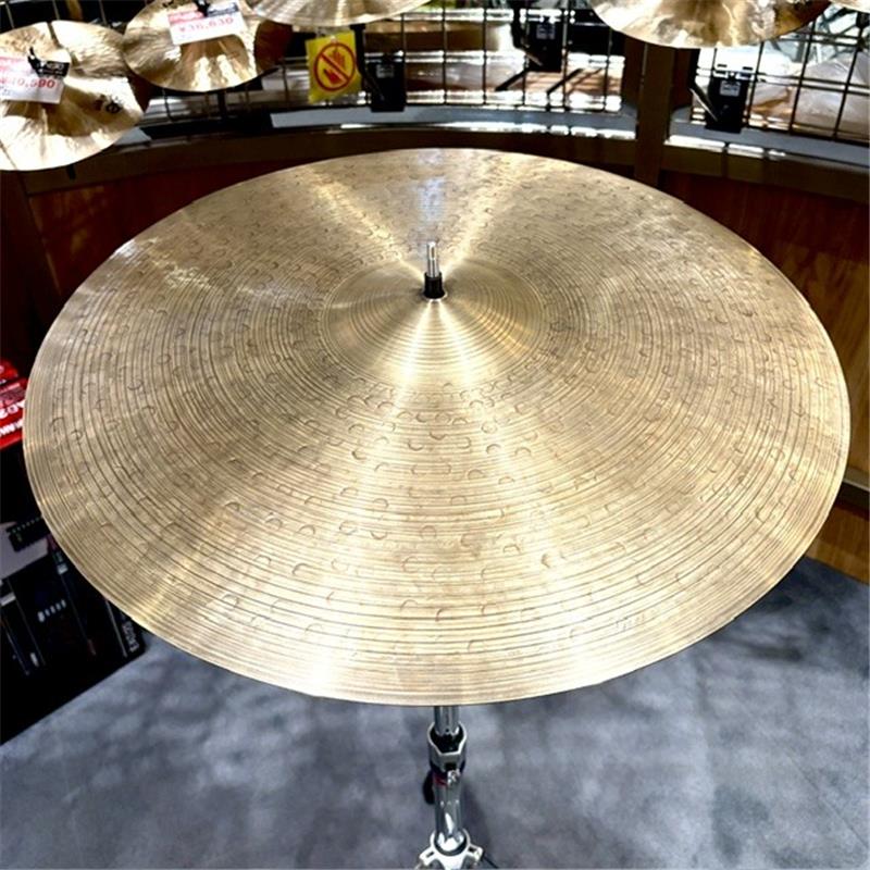 ■商品紹介【Bosphorus 1600 Era Seriesが中古品で店頭入荷！】※中古品のため、キズや汚れ、打痕などの使用感がございます。予めご了承くださいませ。1996年の創業より、機械に頼らないハンドメイド製法を貫き、匠の一枚を生み出し続けるボスフォラス社。これまでのラインアップの中で培った技術をもとに、原点回帰モデルと言える「1600 ERA」が発売。シンバルの製造が始まった 16世紀に想いを馳せ、繊細で柔らかいヴィンテージサウンドを再現しました。20インチライドウェイト：1925g検索キーワード：イケベカテゴリ_ドラム_シンバル_ライドシンバル_Bosphorus_ユーズド SW_Bosphorus_ユーズド JAN:2500190021420 登録日:2026/10/03 シンバル ボスフォラス