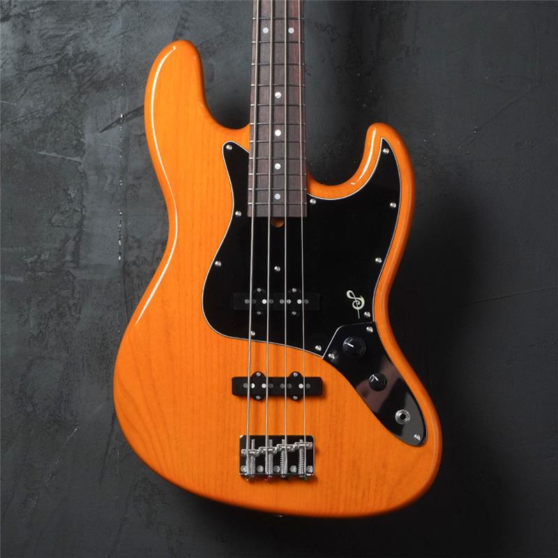 ■商品紹介本商品は受注生産品で3ヶ月以上の納期が見込まれるため、かんたんWEB分割払い(WeBBy)でのお支払いがご利用頂けません。予めご了承ください。------------------------------------------------UNISON SQUARE GARDEN 田淵智也氏の最新シグネチャーモデルが登場！透明感にあふれながらも個性的なトゲを持つボーカルとエッジが効いたコンビネーション抜群のバンドアンサンブルが共存するROCK/POPの新世界。キャッチーなメロディーラインとアンバランスな3人の個性が織りなす唇裂なライヴパフォーマンスが魅力の3ピース・ロックバンドUNISON SQUARE GARDENのベーシスト田淵智也氏のシグネチャーベースにNEWバージョンが登場しました。Classic Style J4 Custom -Tabuchi Model-、Tabuchi MK-IIを経て誕生した本機は、過去二作のスペックとトラディショナルな木材構成を併せ持ちます。ビビットながら杢目の透けた上品な仕上がりで、ステージ映えも好評だったカラーTransparent Akaneから、さらに個性と落ち着きを共存させた新カラーTransparent Kohakuへと進化。落ち着いた雰囲気をまといながらも、圧倒的な存在感がある一本に。もちろんヘッドトップもブラックとナチュラルに塗り分けも健在です。ボディ厚やステンレスフレットはClassic Style J4 Tabuchi Customから引き継いでおり、Mark-II同様にアルダー(ノンサーモ)を使用。指板はローズウッド、PUはシングルコイルタイプのSagoオリジナルのL(x) Tabuchi Customに変更。オイルボーンナット、45〜105のダダリオレギュラーゲージを組み合わせており、ネックはOveの設計を元に38mmのナット幅(通常は39mm)、さらにネック内にカーボンサポートを仕込むことで、しっかりとした剛性を持たせています。初期仕様とガラッと印象が変わって見えるブラックピックガードには「Sロゴ」部に蓄光塗料を塗布しており、暗闇で薄っすら光るクールなデザインに仕上がっております！コントロール部も一般的な2Vol， 1Toneとは異なり、田淵氏自身が「常にミックスサウンド＋トーンを絞る時がある」ため、1Vol， 1Toneという仕様にしており、一見すると一般的なJBライクなルックスながら、細かな点で田淵氏の理想を追求し、こだわりを凝縮した新シグネチャーモデルとなりました！※画像はサンプルです。■仕様詳細■Body: Alder 2P■Neck: Hard Maple■Fingerboard: Rosewood■Tuner: Gotoh GB528■Bridge: JB Spiral■Nut: Oil Bone■PU: L(x) Tabuchi Custom■Control: 1Vol+1Tone■Finish: Body: Urethane Glass / Neck: Urethane Mat■Strings: D’addario EXL165 45-65-85-105ギグケース付属検索キーワード：イケベカテゴリ_ベース_エレキベース_JBタイプ_Sago_新品 SW_Sago_新品 登録日:2026/02/10 エレキベース サゴ Seed シード