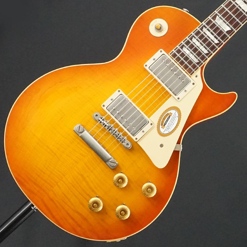■商品紹介ヴィンテージの完全再現を目指したTrue Historic Les Paul Standardの中古品が緊急入荷！-----生産工程やパーツ類の見直しを行い、更にリアルに仕上がった究極のヴィンテージ・リイシュー。True Historicシリーズは、Edwin Wilson氏を中心とした、各工程のスペシャリストの15名程のチームによって製造、管理が行われており、非常に手の込んだ作業工程を経て完成されます。チームによってトップのメイプルは勿論、バック＆ネックのマホガニーや指板ローズウッドをも選定された木材を使用し、年間生産本数を定める事で、高いクオリティーコントロールが行われております。また製造工程におきましても大幅な見直しが行われ、注目はトップカーヴィングではないでしょうか。従来のヒストリック・コレクションでは、CNCルーターでラフカーヴィングを行った後に、ベルトサンダーによって滑らかに整形されておりましたが、True HistoricにはWカーヴィングが採用されております。ニカワによってトップとバックが接着されたボディはCNCルーターでラフカーヴィングを行った後、ボディにバインディングが施されます。その後、改めてCNCルーターによってカーヴィングが行われ、最終的にハンドサンディングにて最終整形が行われます。このWカーヴィングによって、スキャンしたトップカーブ形状を可能な限りリアルに再現が可能となり、トグルSW付近の深いカーブに至るまで、リアルなトップアーチを再現しております。このWカーヴィング工程は、ネックシェイピングにも採用されております。ネックシェイピング工程において、ネックサイドを滑らかにする、Rolled Neck加工が施され、ヴィンテージ同様の手に馴染む、よりスムースなフィンガリングが体感頂けます。そしてTrue Historicシリーズより、パーツ類の見直しが行われております。ヴィンテージのオリジナルパーツをGibson Custom Shopで入手し、大胆にもそのパーツを裁断し、素材や製作方法までをも解析する事で、形状は勿論、質感までをも徹底的に再現されております。ピックガードやジャックプレート、SWプレートのABS樹脂パーツのプライ数に至るまで再現し、裏面のビス穴形状や素地を再現したエスカッションや、ブラスパウダーを使用したコントロール・ノブ、ポールピース穴のランダム性も再現したピックアップカバーに至るまで、細かな部分までリファインされ、ヴィンテージファンの方もご納得頂ける仕上がりを魅せます！塗装に関しても、作業工程を変更した事で、より薄く、トップカーブがより立体的に見えるように仕上げられております。マシーンバフの後に、最終的にはハンドバフによって、当時のような磨き跡をわざと残す事でより高い風合いをも再現しております。-----当個体状態といたしましては、ボディ全体にほのかなスレキズ、弾きキズ、色抜け、バインディングへの色移り、うち傷、ハードウェアのくすみさびが御座いますプレイヤーズコンディションとなっております。フレットは7割程度の高さを残し、ネックコンディションやトラスロッド、電装系含め演奏面で問題はございませんので、まだまだ末永くお付き合いいただける1本としてお迎えいただけます。この機会に是非ご検討ください！2017年製認定書、スイッチプレート、純正ハードケース付属Weight≒3.96kg■仕様詳細BODY.....Carved Selected Maple / Selected Solid Mahogany BackNECK.....Selected 1P Mahogany/Long TennonPROFILE....1958 Rounded NeckFINGERBOARD.....Rosewood/22FHARDWARE.....NickelBRIDGE.....ABR-1 & Lightweight Aluminum Tailpiece w/Long StudMACHINEHEAD.....New Kluson Deluxe Green KeysPICKUP.....Custombucker (R) & (T)CONTROL.....2Volume-2Tone-3Way Toggle SW検索キーワード：イケベカテゴリ_エレキギター_レスポールタイプ_Gibson_Custom Shop_ユーズド SW_Gibson_ユーズド JAN:2500010862219 登録日:2026/03/29 エレキギター ギブソン カスタムショップ