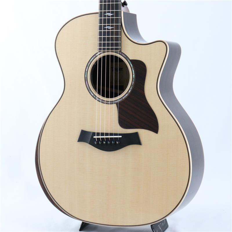 ■商品紹介Taylor Guitars Next Generation Series 誕生Vクラスブレーシング誕生から約8年の歳月を経て長年の設計検証と世界中のプレイヤーの声を結集して完成したのが、Taylor Guitars「Next Generation Series」です。核となるのは、最新進化形となるScalloped V-Class ブレーシング。トップ材の不要なねじれを抑えるV字構造はそのままにブレーシングをスキャロップ加工することで、ボディトップ本来の振動をより自然な形で引き出し、そのポテンシャルを最大限に発揮します。低音域はよりウォームで奥行きのある響きと開放弦には空気感を伴う豊かな共鳴をもたらし、正確なピッチ感や音の直進性、アンサンブルの中でも埋もれにくい音の通りの良さといったVクラスの特長も変わることなく受け継がれています。フィンガースタイルでは立体的で深みのあるレスポンスをストロークでは芯の太さと明瞭な音抜けを実感できます。本モデルの大きな特徴の一つが、演奏性とサウンドを同時にコントロール可能にした新開発のアクションコントロールネックです。ロングテノン・ネックジョイントを採用することでボディとの振動伝達効率を高め、音の温かみと豊かなサステインを実現します。さらに、サウンドホール内のボルトを調整するだけで、素早く正確な弦高調整が可能となり、ネックや弦を外すことなく、演奏スタイルや季節・環境の変化にも柔軟に対応します。弾きやすさだけでなく、音の立ち上がりやレスポンスにも直結する、Taylorならではのネック構造です。そして本機は、今や世界的な評価と高いシェアを誇るTaylorを象徴するフラッグシップ・800シリーズの1本。シトカ・スプルーストップ、インディアン・ローズウッドのサイド＆バックという定番ウッドマテリアルに、選び抜かれた上質な材を組み合わせています。グランド・オーディトリウム・カッタウェイシェイプを採用した814ceは、優れたサウンドレスポンスとクリアな音の輪郭、豊かな音量感と低音域を高次元で両立したモデルです。ネックにはトロピカル・マホガニーとエボニーを使用。Taylorが提唱する「スモーキー・エボニー」は、木材の個性を活かしながら環境にも配慮した素材で、強度やサウンド面でも一切の妥協はありません。程よく丸みを帯びたソフトVシェイプのネックグリップは自然と手に馴染み、プレイスタイルを問わず快適な演奏感を提供します。また、エルボーカットやアヴァロン装飾のインレイ、パーフリングなど、ウッディーな温かみと上品さを併せ持つルックスも800シリーズならではの魅力です。さらに、新開発の Claria（クラリア）ピックアップ・システムを搭載。ホールクラスのステージから自宅での演奏環境まで、あらゆるシーンで安定したサウンドを提供することをコンセプトに開発された、テイラー最新世代のピックアップ・システムです。再設計されたアンダーサドル・ピエゾと専用プリアンプの組み合わせにより、従来のピエゾにありがちな硬さやエッジ感を抑え、ウォームでふくよかな低音から、輪郭のはっきりした抜けの良いサウンドまで、幅広い音作りを実現。PA環境や音量レベルに左右されにくく、ソロ演奏からバンドアンサンブルまで、常にミックスの中で自然に馴染む音像を保ちます。ライブステージはもちろん、リハーサルや宅録、自宅での練習環境においても扱いやすく、高い実用性を備えたシステムです。進化を止めることのないTaylorが提示する、次世代アコースティックの完成形。ぜひ、そのサウンドと演奏性を体感してください。※画像はサンプルです。製品の特性上木目は一本一本異なります■仕様詳細Top: Sitka SpruceBack & Side: Indian RosewoodNeck: Neo-Tropical MahoganyBracing: Scalloped V-Class Bracing with Relief RoutBinding: Rock MapleFretboard: West African Crelicam EbonyHeadstock Overlay: West African Crelicam EbonyBody Finish: Gloss / GlossNut / Saddle: Black Tusq / MicartaTuners: Taylor Smoked NickelElectronics: Claria(TM) Pickup SystemScale: 25 1/2（約648mm）Neck Width: 1 3/4（約44.5mm）Brown Taylor Deluxe Hard Shell Case 付属検索キーワード：イケベカテゴリ_アコースティック・エレアコギター_エレアコギター_TAYLOR_新品 SW_TAYLOR_新品 JAN:0887766143048 登録日:2026/03/29 エレアコ テイラー テーラー