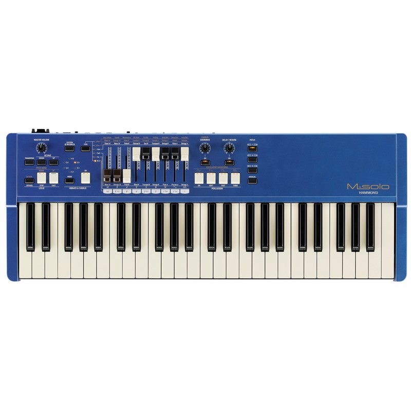 ■商品紹介★第1弾リミテッドカラー「Burgundy（バーガンディー）」に続き、セカンドロットのみの「Blue（ブルー）」が登場。オリジナルのM-soloのカラーはマットな質感のブラックで、M-solo BLEは光沢感のある仕上がりです。ハモンド史上最小最軽量の超リアルタイム志向型49鍵盤モデルです。B-3を含む4種類のオルガン、ストリングスアンサンブルキーボード、ポリフォニックシンセサイザーの全6種類の楽器タイプを搭載し、今の音楽シーンに刺さる70年代のヴィンテージサウンドを網羅。各楽器タイプの音色の創り込みはドローバーやボタンでリアルタイムに。ファーストハモンドとして、またセカンドキーボードとして活用しやすい機能をコンパクトに集約しました。■超リアルタイム志向49鍵盤ドローバーキーボードM-soloは、B-3を含む4種類のオルガン、ストリングスアンサンブルキーボード、ポリフォニックシンセサイザーの全6種類の楽器タイプを搭載。今の音楽シーンに刺さる70年代のヴィンテージサウンドを網羅した49鍵盤モデルです。各楽器タイプの音色の創り込みはドローバーやボタンでリアルタイムに。そして、その状態が今鳴っている音色のすべてです。M-soloには細かなパラメーター値の設定もディスプレイすらありません。奏者はただ演奏に集中できる、超リアルタイム志向型モデルです。バンドの中でライトにハモンドオルガンを演奏する、電子ピアノと共にセカンドキーボードとして使用する、といったシチュエーションで活用しやすい機能をコンパクトに集約しました。■特長●コンパクトな筐体から想像を超えるB-3サウンド・ヴィンテージハモンドオルガンの心臓部である91枚のトーンホイールを緻密に再現する新音源「Modelled Tone Wheel 2（MTW2）」を搭載。・バーチャルマルチコンタクト機能により、B-3の多列接点独特の発音の再現など、よりリアルなB-3サウンドを体感できます。・パーカッション、レスリー、ビブラート＆コーラスといったハモンドオルガンに欠かせない機能やエフェクトも網羅。・コンパクトで軽量な筐体から、想像をはるかに超えた、まるで本物のB-3を演奏しているかのような体験を提供します。●ポリフォニックシンセサイザー搭載・2オシレーター、エンベロープ付きローパスフィルター、音量エンベロープで構成された、シンプルなポリフォニックシンセサイザーを搭載。いずれの機能もドローバーによって切れ目なく滑らかにコントロールできます。・オシレーターは4タイプ（Triangle/Sawtooth/Square/Pulse）です。・ピッチベンド、ディレイビブラート、ワウワウなどのエフェクトもボタン操作でシンプルに。●様々なシーンで活躍する全6種類の楽器タイプ前述のB-3とシンセサイザーの他、3種類のトランジスターオルガン、ストリングスアンサンブルキーボードの全6種類の楽器タイプを搭載。現在の音楽シーンにおいても多用されている70年代のヴィンテージサウンドを網羅しました。M-solo単体でも充実の機能を備えていますが、セカンドキーボードとして電子ピアノと共に用いることで、あらゆるミュージックシーンで活躍します。-3＞1955〜1974年生産のハモンドオルガンB-3＜Vx＞1960年代のイギリス製トランジスターオルガン＜Farf＞1960〜1970年代のイタリア製トランジスターオルガン＜Ace＞1960〜1970年代の日本製トランジスターオルガン＜Ens＞1970年代のストリングスアンサンブルキーボード＜Syn＞1970年代のシンプルなポリフォニックシンセサイザー●各楽器タイプの音色を直感的にコントロールするドローバーM-soloではドローバーはB-3の音色を創るだけでなく、例えばVxにおいては音色の明暗を調整するミキサーであったり、Synにおいてはフィルターや音量のコントローラーだったりと、楽器タイプによって各ドローバーの役割が異なります。いずれもドローバーを前後にスライドするだけのシンプルで直感的な操作です●保存も呼び出しも即座にできるパッチボタンM-soloは3つのパッチボタンを搭載。簡易な操作で即座に保存・呼び出しが可能です。またパッチボタンにはあらかじめ3種類のパッチ（B-3/Ens/Syn）を保存。いずれも使用頻度の高い代表的なセッティングの1例ですが、M-soloの音づくりの幅を体感していただけるでしょう。●可搬性にすぐれたハモンドオルガン史上最小最軽量モデルM-soloは、幅73.1×奥行27.4×高さ18.5cm、重量わずか3.6kg。セカンドキーボードとしての使用を想定し極限までコンパクトにしました。本機と電源コードやACアダプター、シールド等をまとめて収納できる専用ケース（別売）もご用意しています。●接続端子LINE OUT L&R、ヘッドホン端子、音楽プレーヤーなどの外部音源を接続するための独自のボリュームコントロールを備えたAUX IN端子、オルガン演奏に必要不可欠なエクスプレッションペダル端子、レスリーエフェクトのファーストON/OFFのコントローラーを接続するレスリーファースト端子を装備。※レスリー端子はありません。■仕様・鍵盤49鍵、ライトウェイト（ベロシティ対応）・寸法W731×D274×H85mm・重量3.6kg・付属品ACアダプター（AD3-1230-2P）×1、電源ケーブル×1検索キーワード：イケベカテゴリ_シンセサイザー・電子楽器_ステージピアノ・オルガン_オルガン・複合系_HAMMOND_新品 SW_HAMMOND_新品 JAN:4939334657313 登録日:2024/05/01 オルガン ハモンド ハモンドオルガン エレピ キーボード