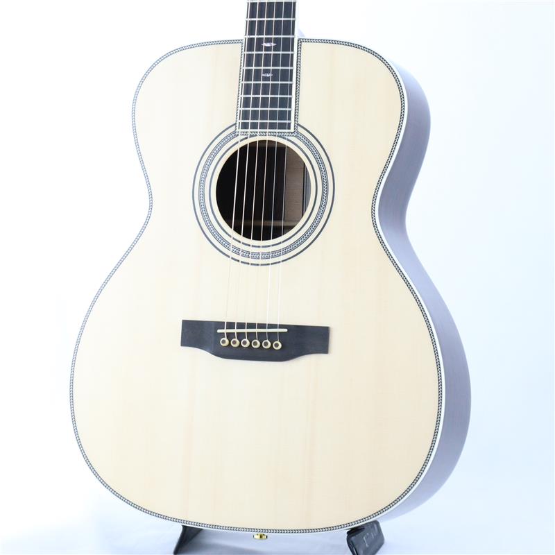 ■商品紹介世界最高峰のクラシックギターコンクール GFA International Concert Artist Competitionにおいてアジア人初の優勝を果たしたタイ出身のギタリスト、エカチャイ・ジィヤクン氏が2020年に設立したブランド！！松井祐貴さんやフィンガー系アーティストが使用されることでも人気となった今話題のブランドです。ギタリストの演奏性を最優先に設計されたギターは「弾きやすさ、音の鳴り、表現力の豊かさ」が徹底的に追及されています。Fonzoが初めてリリースしたファクトリーライン・オールソリッドモデル。弾きやすさ、クォリティー、細部まで組み立てられています。トップ材にEngleman Spruce/Western Rede Cedaの2種、バック＆サイド材にIndian Rosewoodをセレクトし、あらゆる音域で豊かなサウンドを実現。ヴィンテージライクなルックスと、最新設計を融合。抱えやすく長時間の演奏にも最適なボディサイズと繊細でバランスの良いサウンドがフィンガーピッキングにオススメです。■仕様詳細BODY SIZE:Orchestra Model (OM)SHAPE:Non CutawayTOP:Solid Engelman SpruceBACK & SIDE:Solid Indian RosewoodBRACING:Traditional X BracingROSETTE:FishboneBINDING:IvoroidPURFLING:FishboneHEADPLATE:EbonyHEADSTOCK SHAPE:Square Taper with DiamondNUT WIDTH:43 mmFINGERBOARD:EbonyNECK:MahoganyBRIDGE:EbonyMACHINE HEADS:Gold Open GearBODY FINISH:High GlossyNECK FINISH:SatinNUT/SADDLE:Natural BoneBRIDGE PIN:Natural Bone with PadaukCASE:Hard Case検索キーワード：イケベカテゴリ_アコースティック・エレアコギター_アコースティックギター_FONZO GUITARS_新品 SW_FONZO GUITARS_新品 JAN:4582349875960 登録日:2025/12/01 フォンゾギターズ